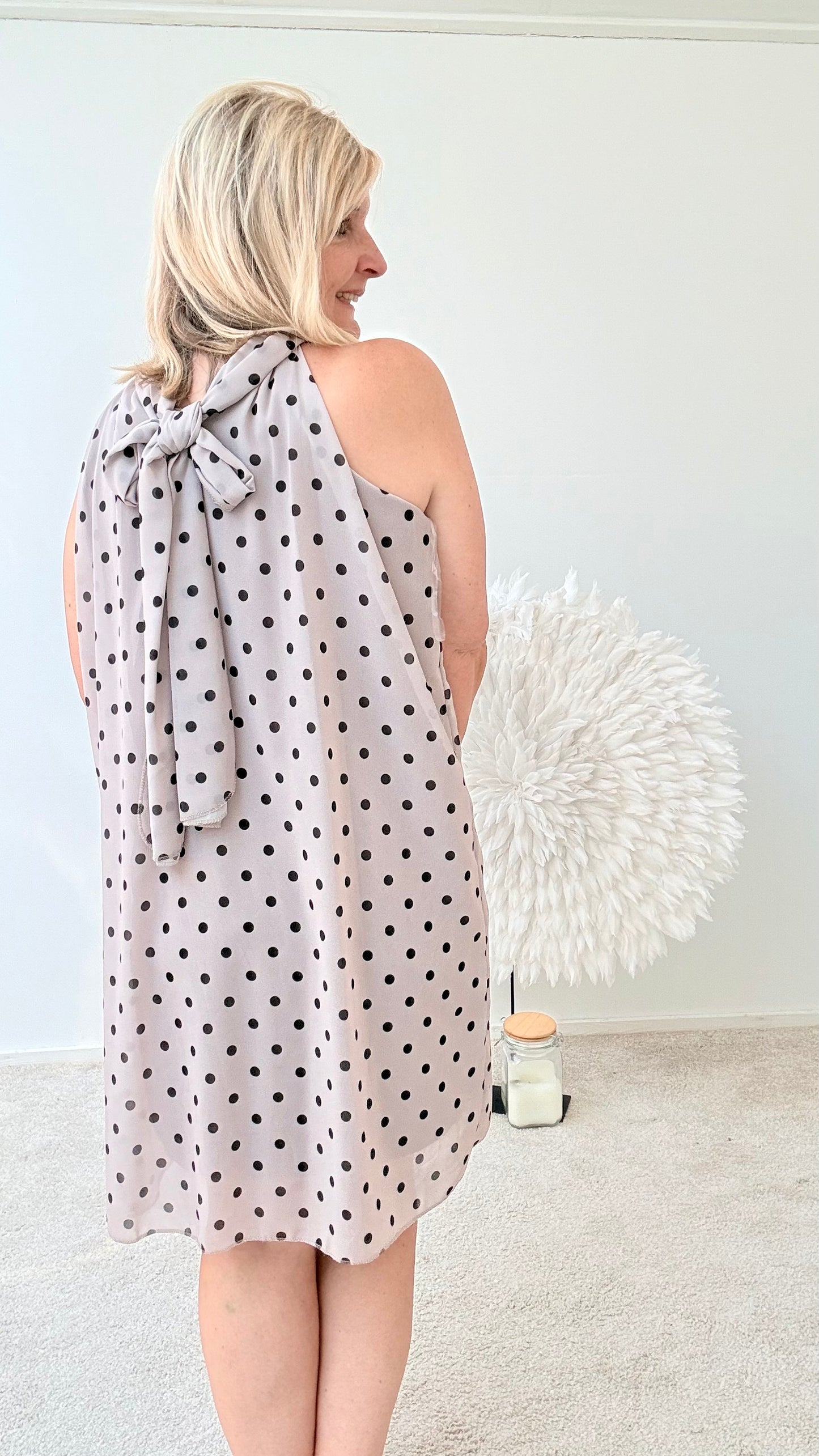 SOMMERKLEID "PUNKTE" OHNE ÄRMEL MIT HALSBÜNDCHEN " TAUPE
