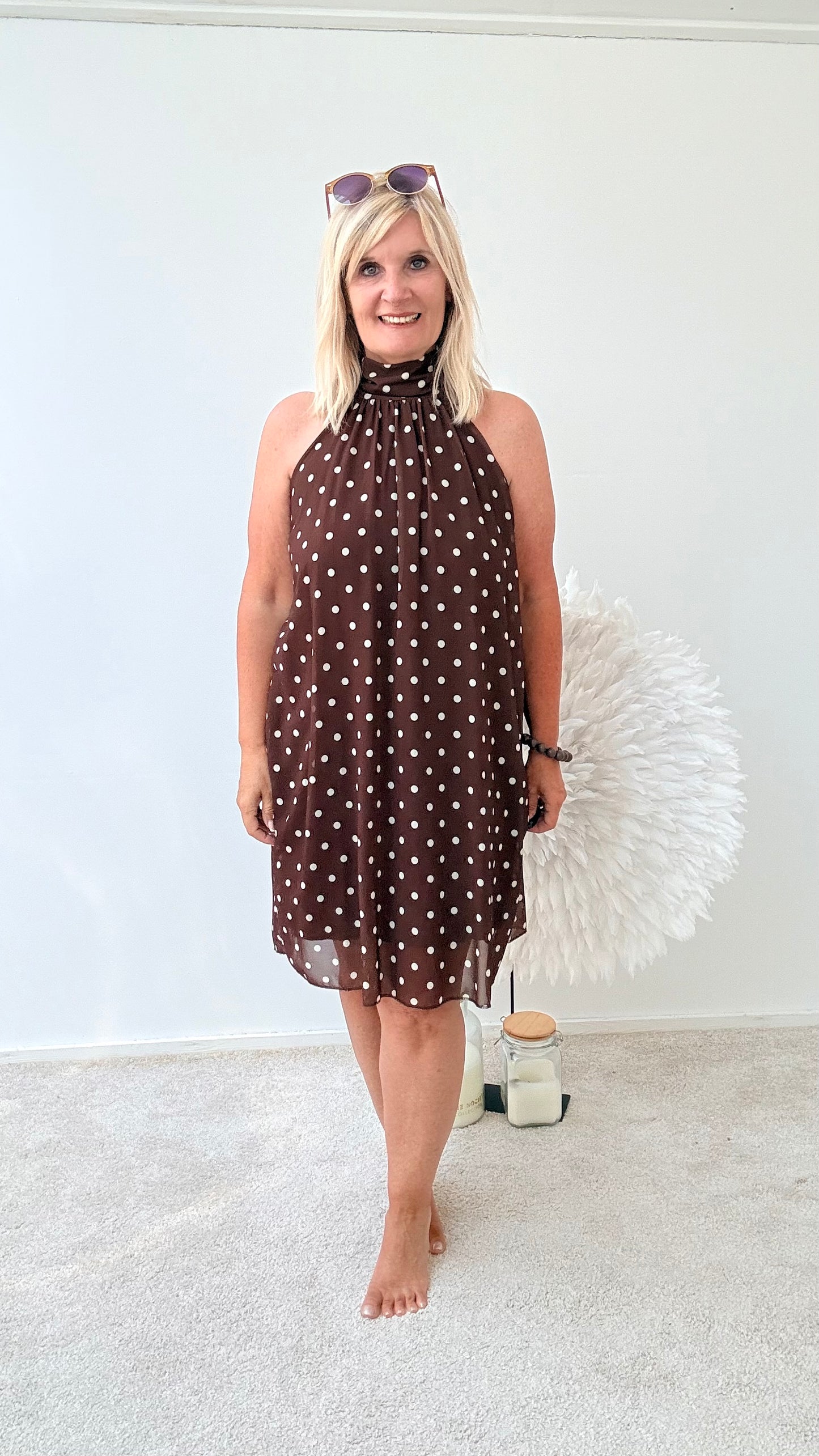 SOMMERKLEID "PUNKTE" OHNE ÄRMEL MIT HALSBÜNDCHEN " BRAUN