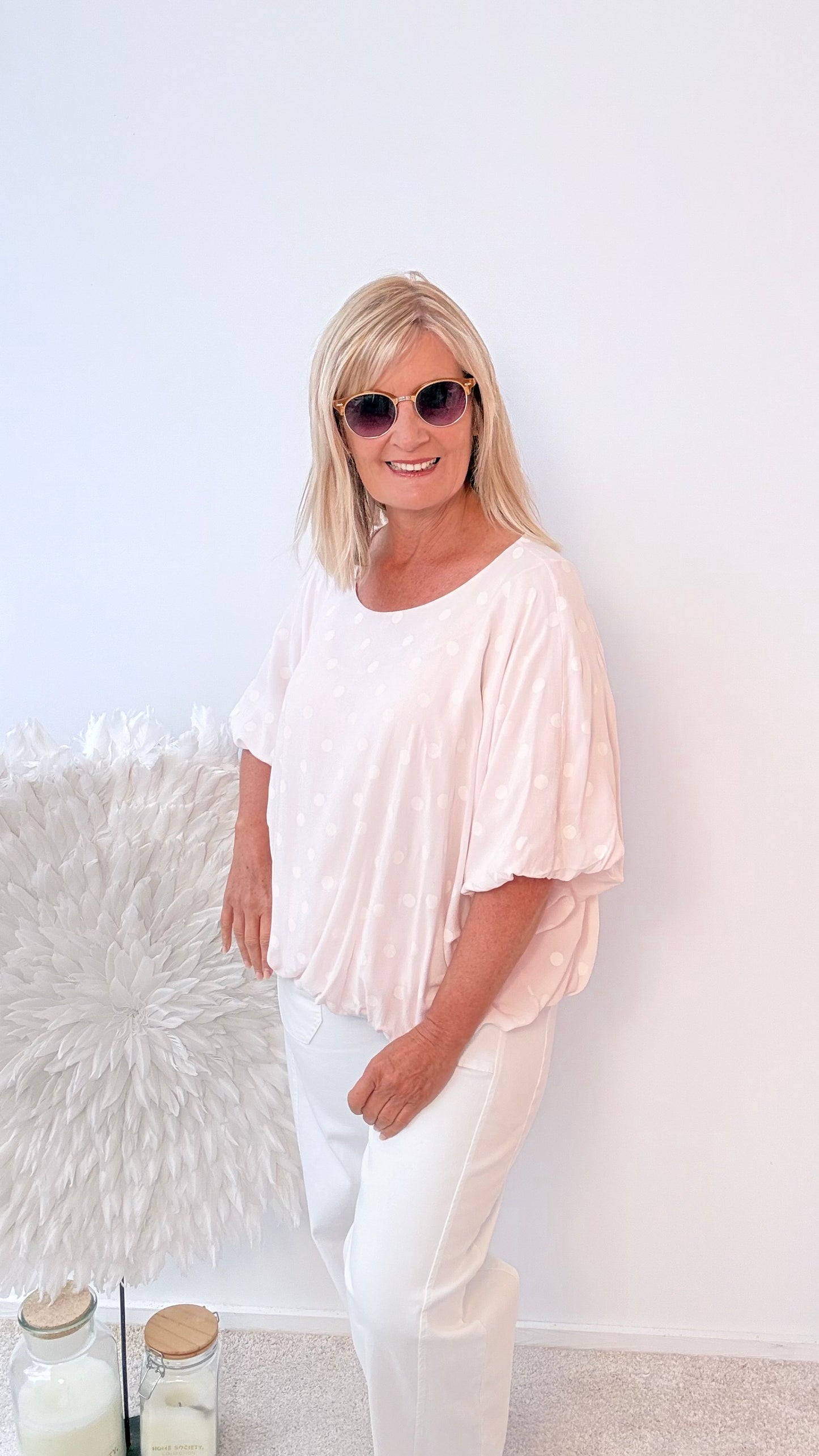 BLUSE MIT PUNKTEN IN ROSA