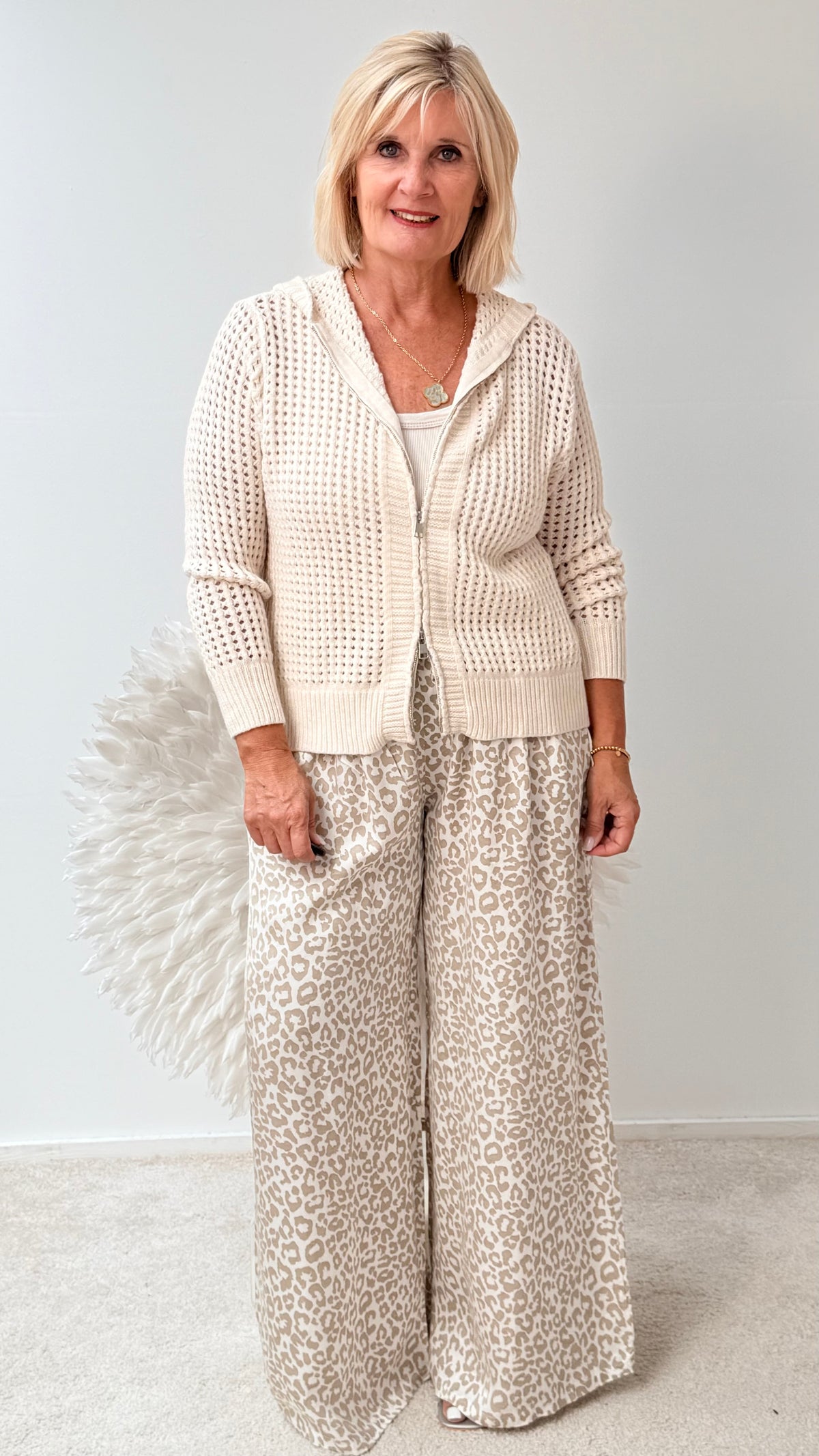 STRICKJACKE „BEIGE MIT KAPUZE“