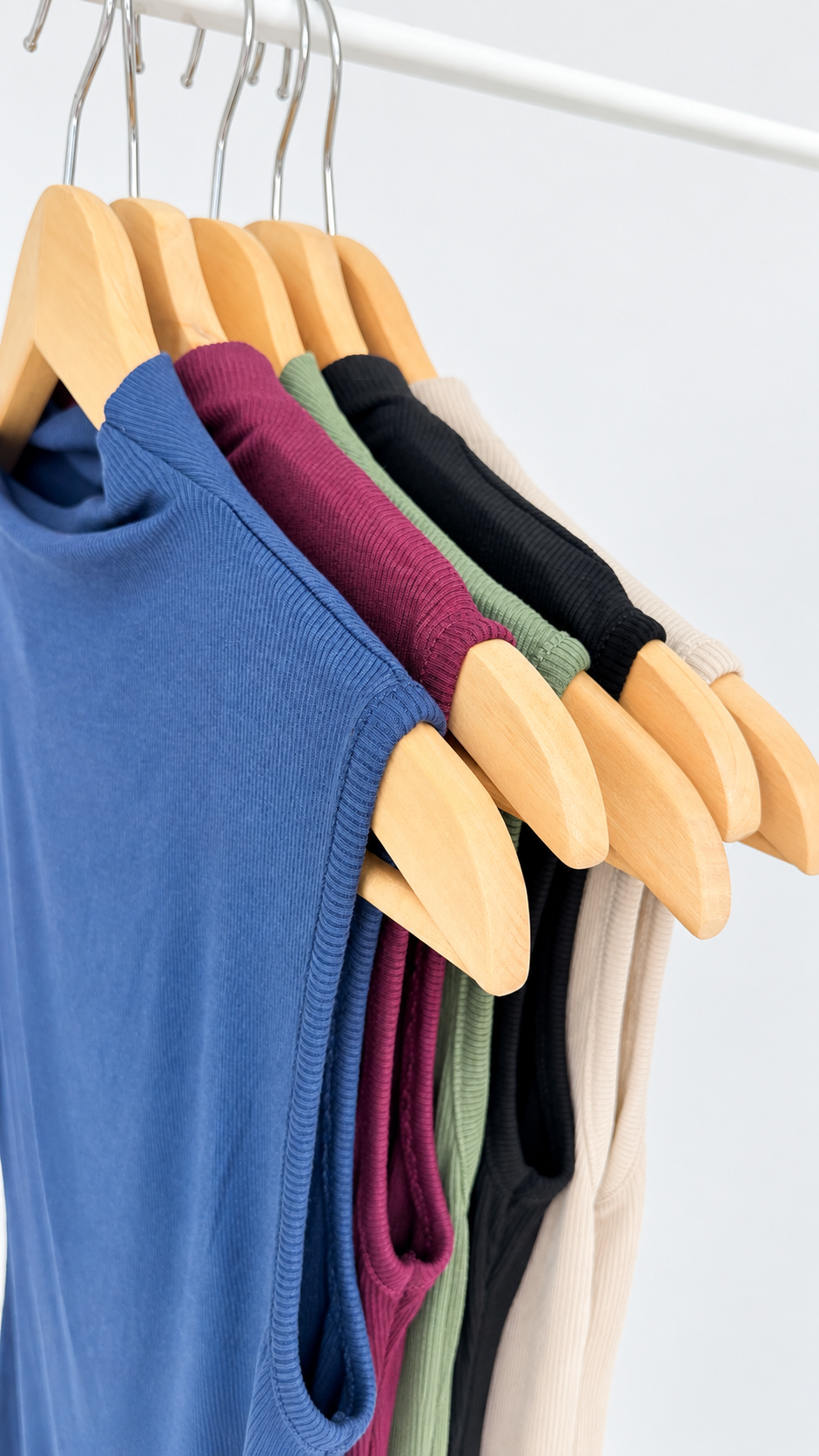 ÄRMELLOSE MOCK NECK SHIRT "VERSCHIEDENEN FARBEN"