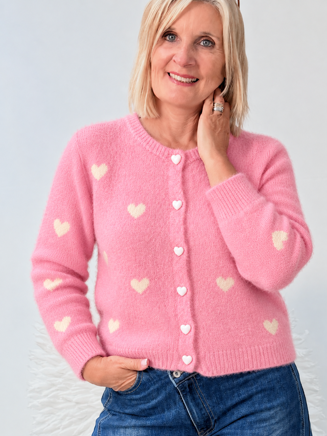 KURZ GESCHNITTENE STRICKJACKE MIT HERZEN "ROSA"