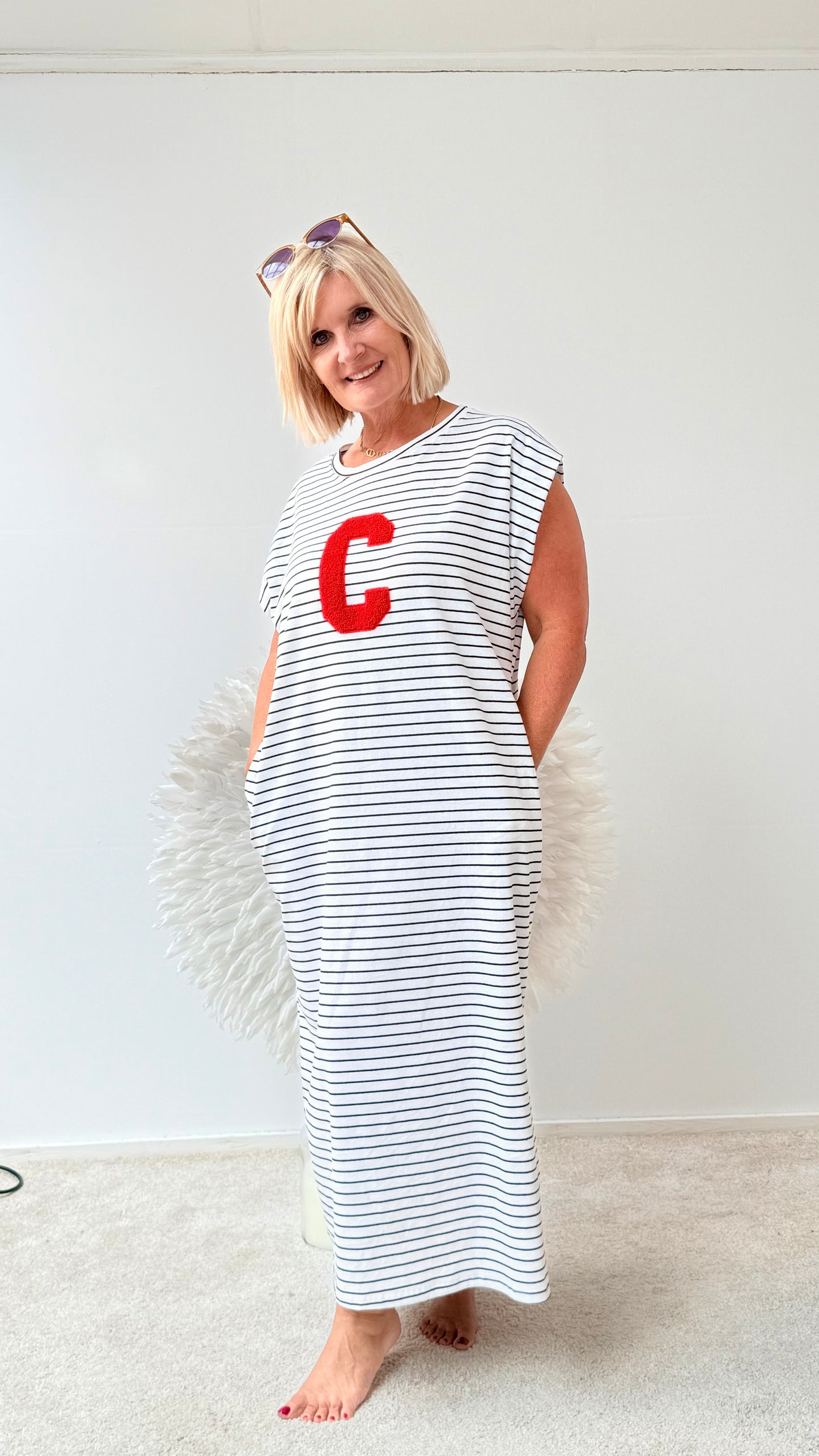 KLEID GESTREIFT MIT ROTEM "C"