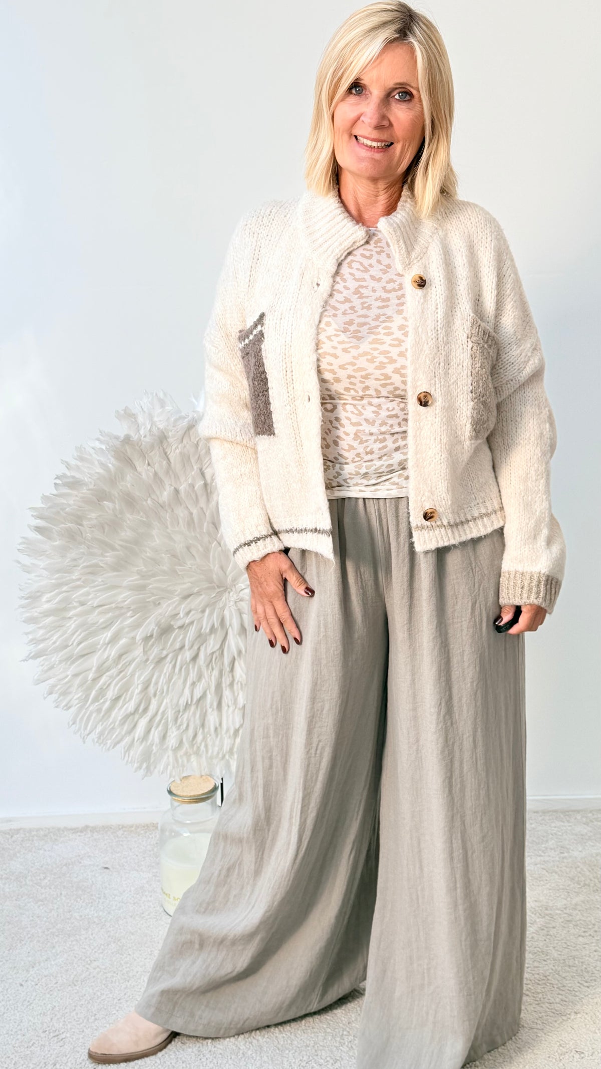 STRICKJACKE MIT FARBIGEN TASCHEN