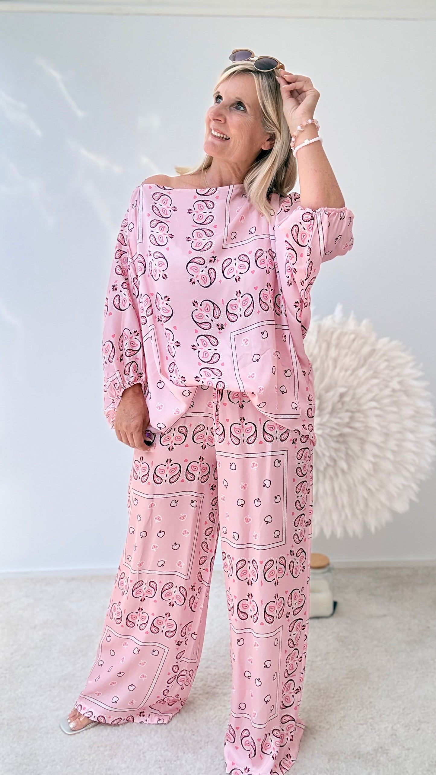 HOSE MIT MUSTER IN ROSA