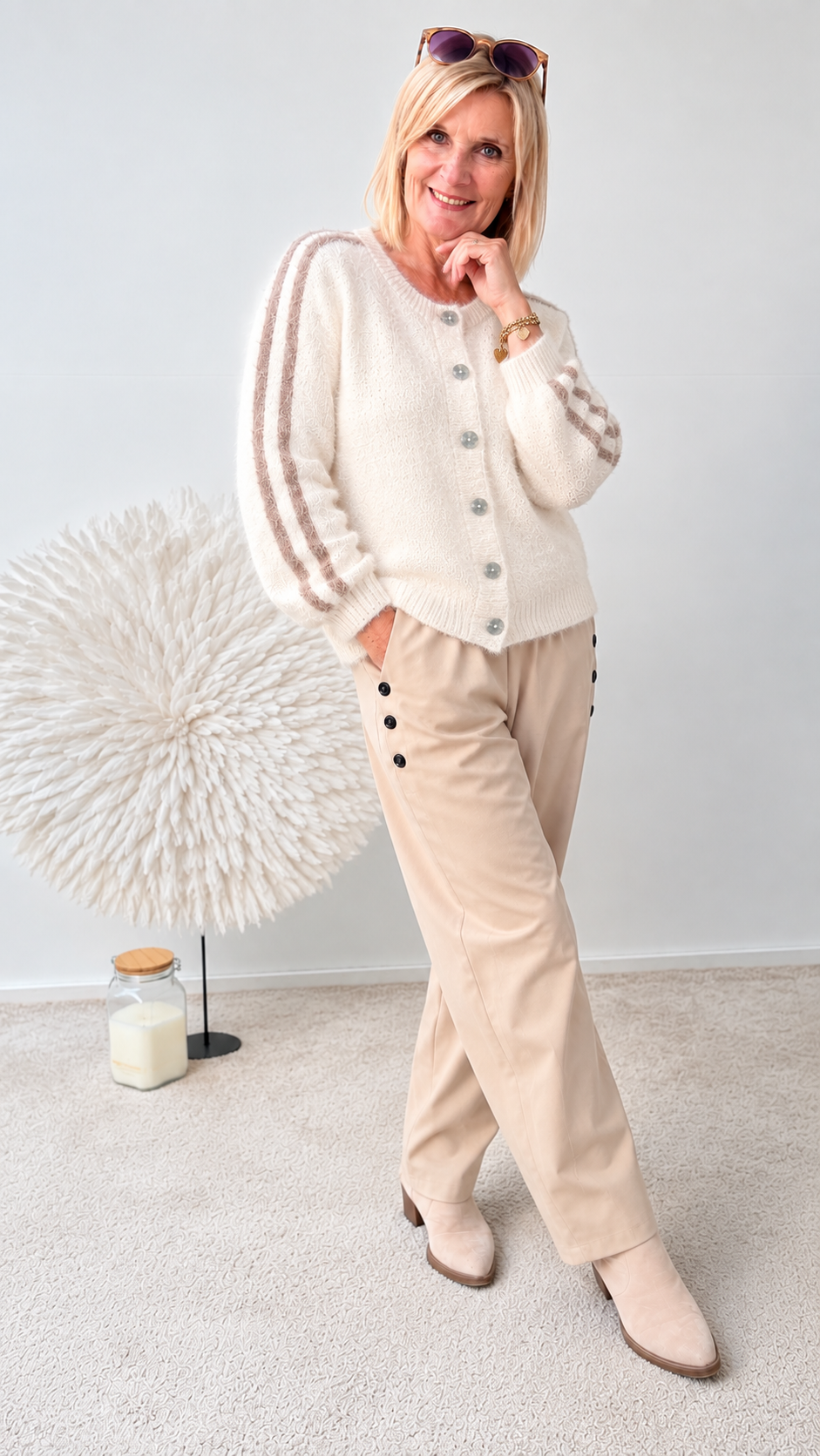 STRICKJACKE MIT BRAUNEN STREIFEN "BEIGE"