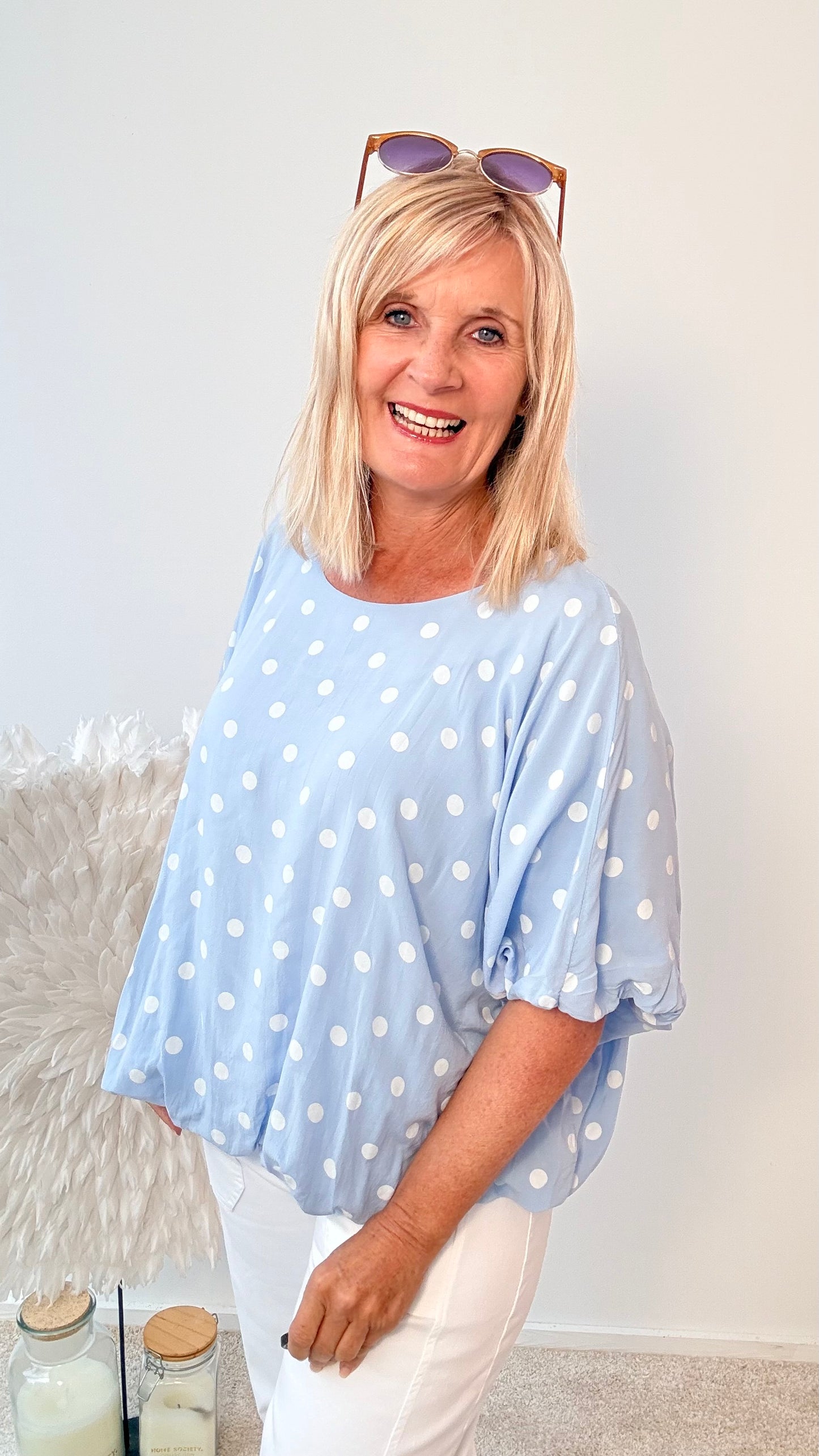BLUSE MIT PUNKTEN IN BLAU