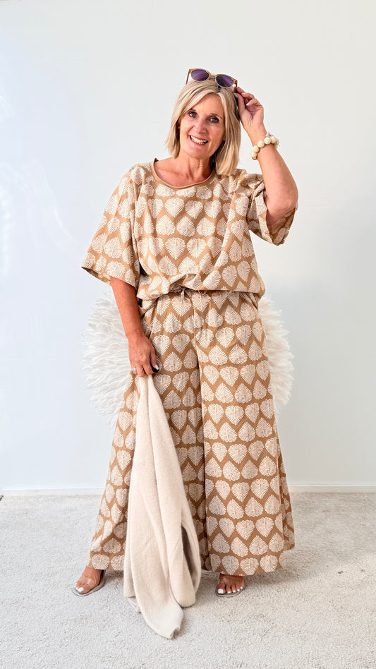 HOSE "BEIGE" MIT BLÄTTERN