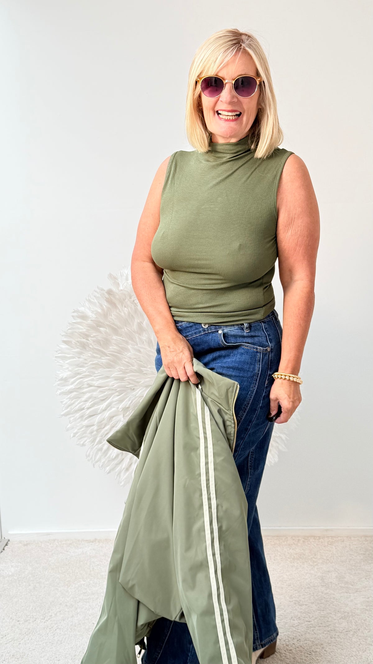 ÄRMELLOSES MOCK -NECK SHIRT" OLIV