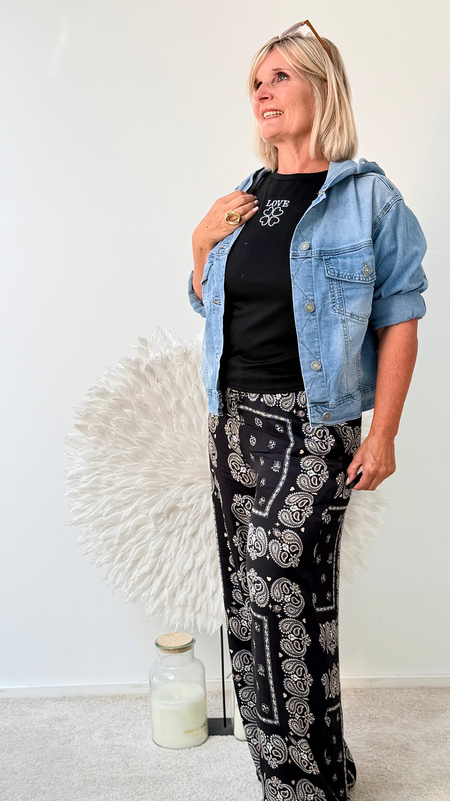HOSE MIT MUSTER IN SCHWARZ