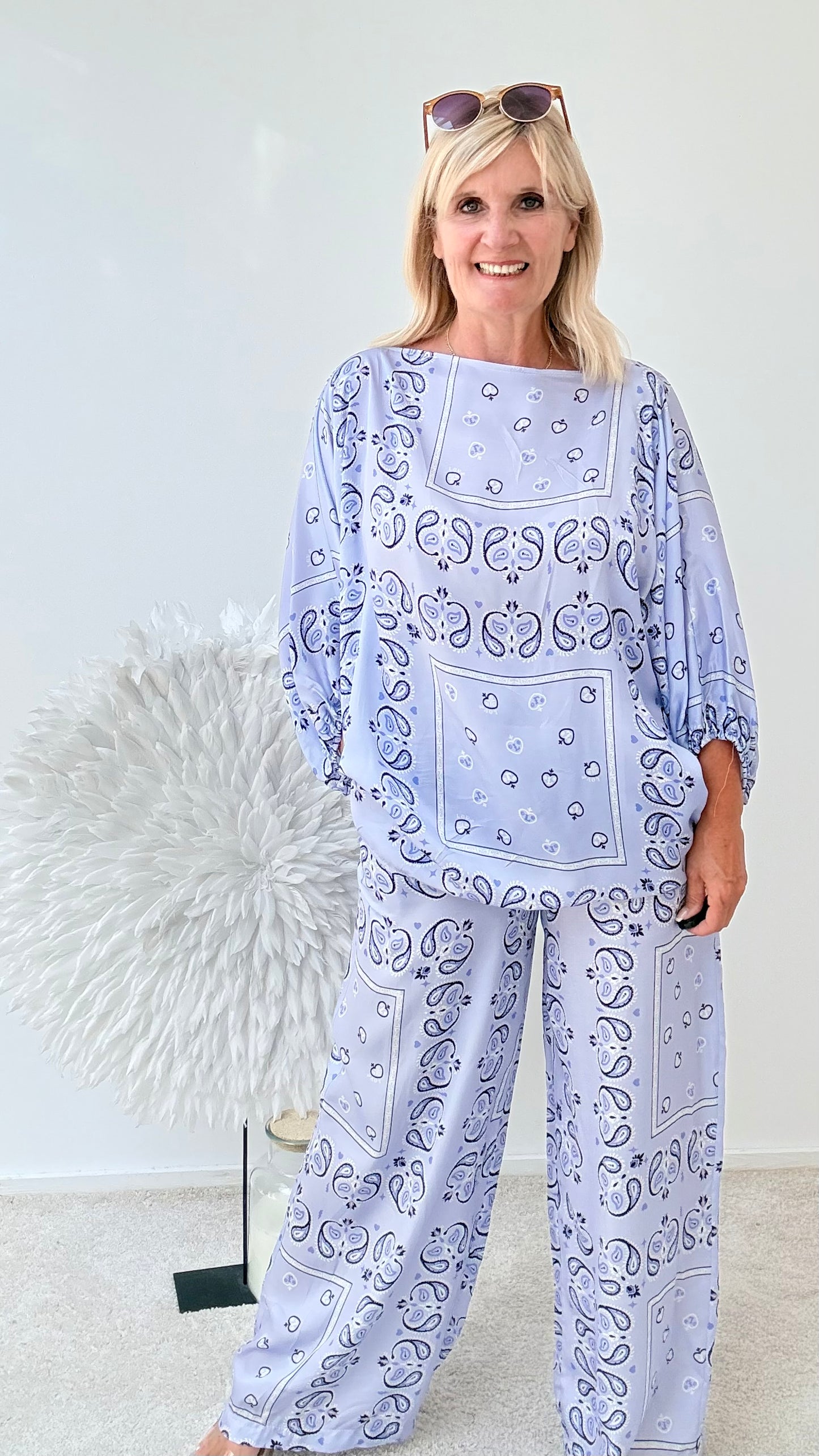 HOSE MIT MUSTER IN HELL BLAU