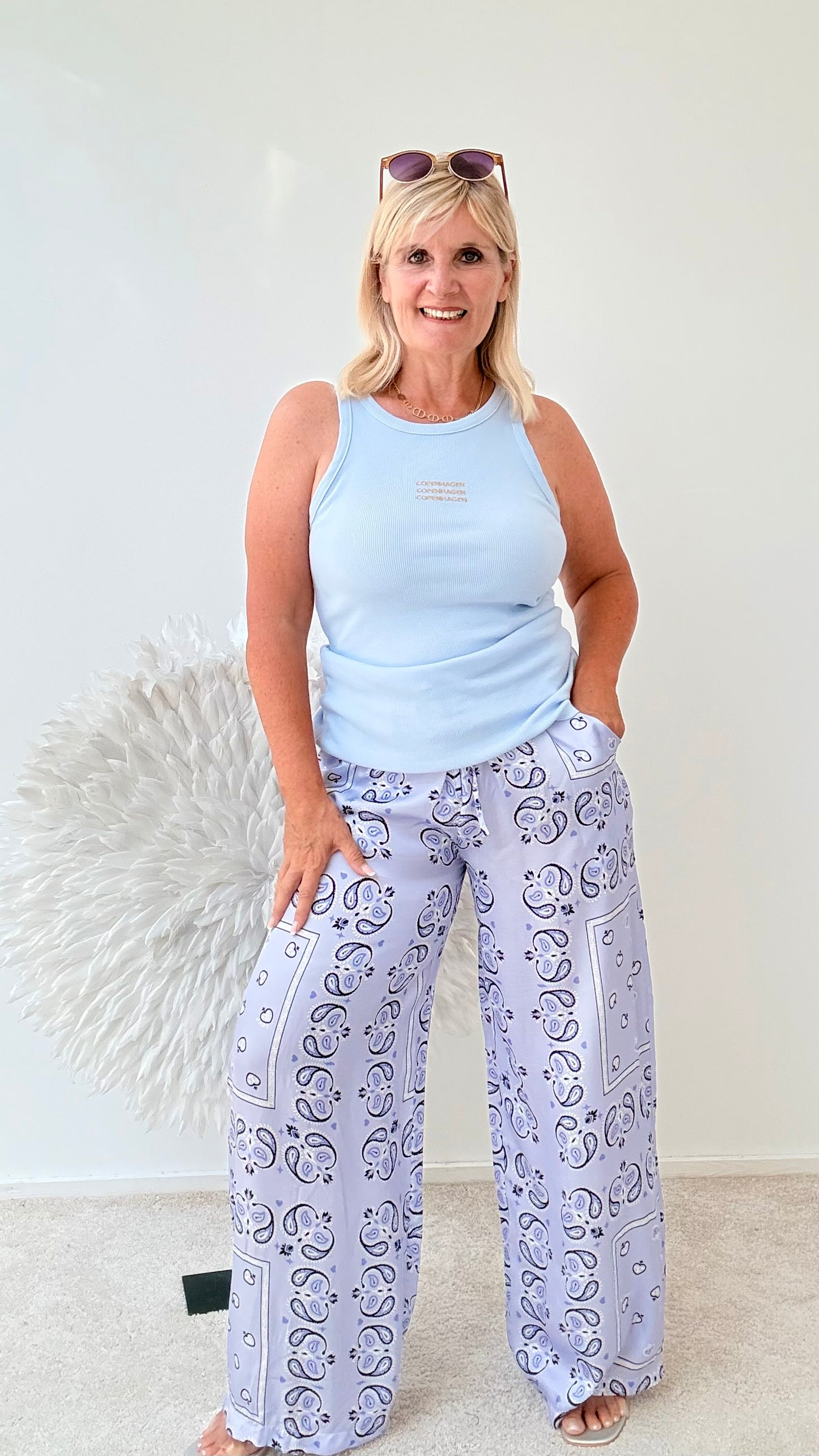 HOSE MIT MUSTER IN HELL BLAU