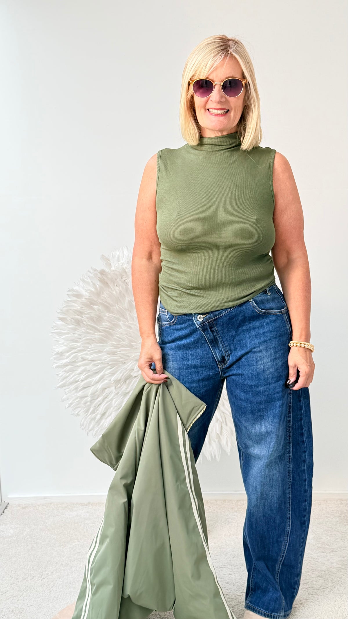 ÄRMELLOSES MOCK -NECK SHIRT" OLIV