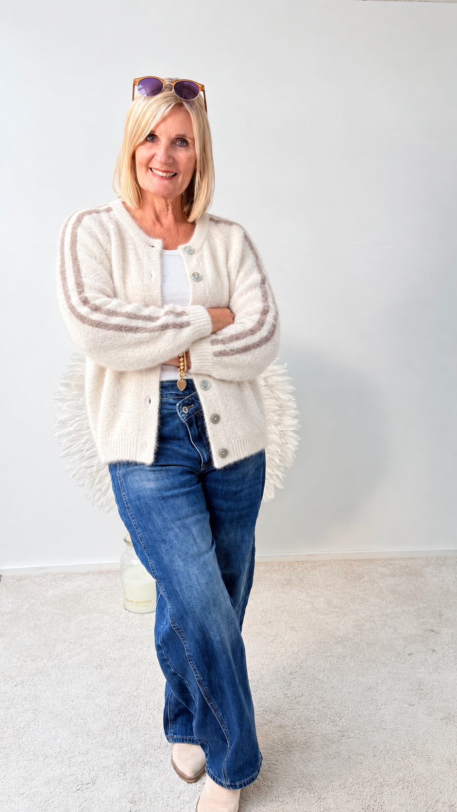 STRICKJACKE MIT BRAUNEN STREIFEN "BEIGE"