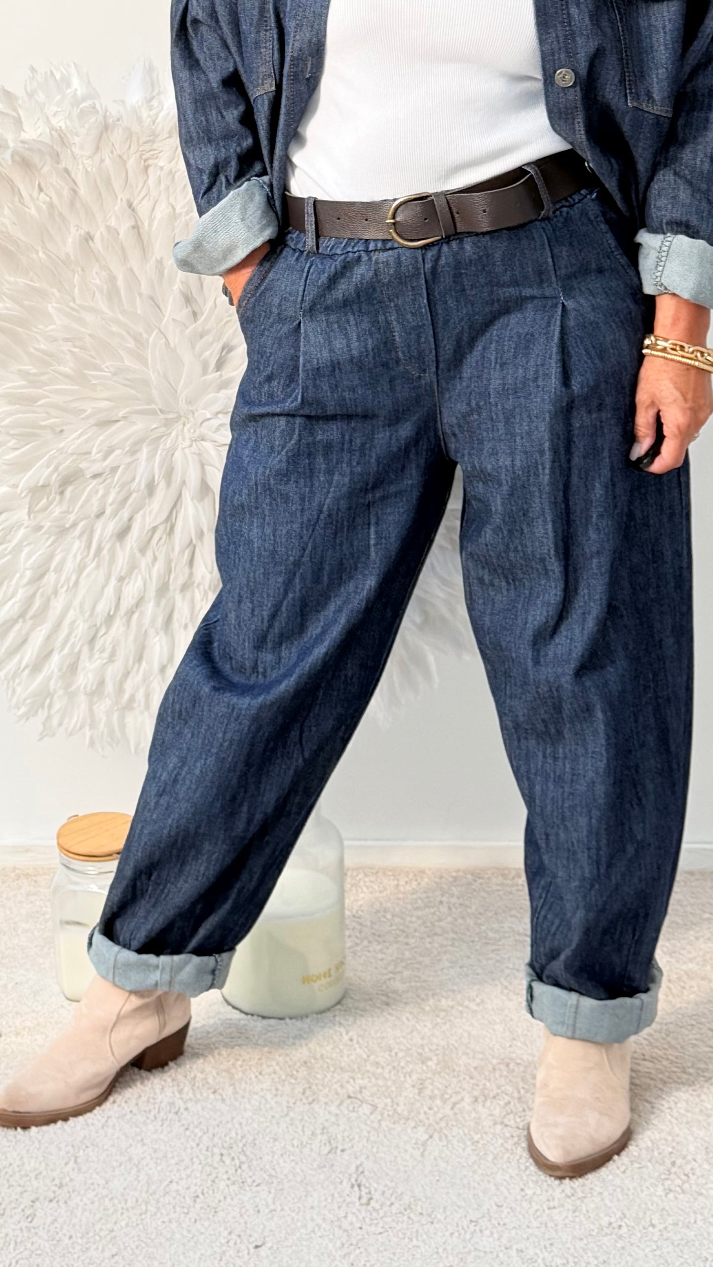 JEANS MIT GÜRTEL UND ABGESTEPPTEN BUNDFALTEN