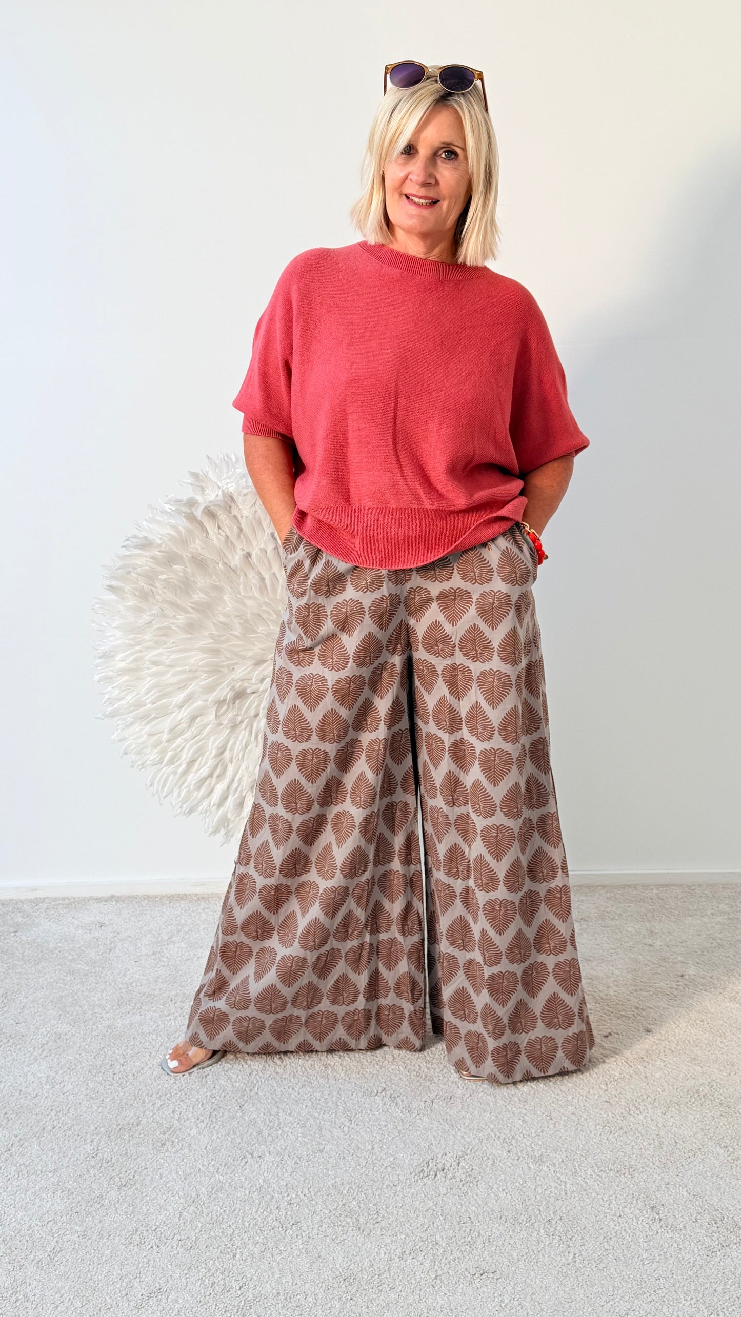 HOSE "TAUPE DUNKEL " MIT BLÄTTERN