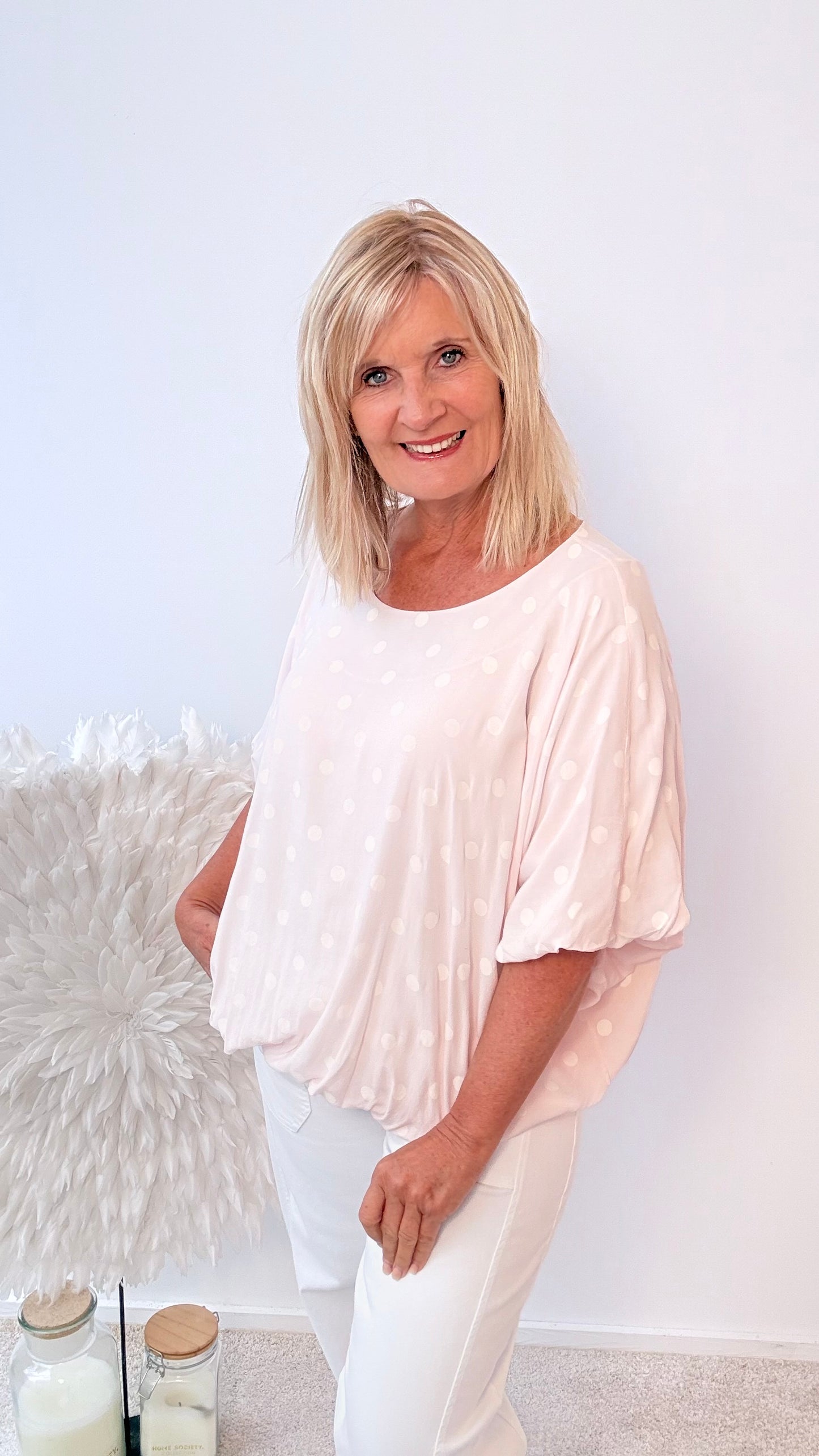BLUSE MIT PUNKTEN IN ROSA