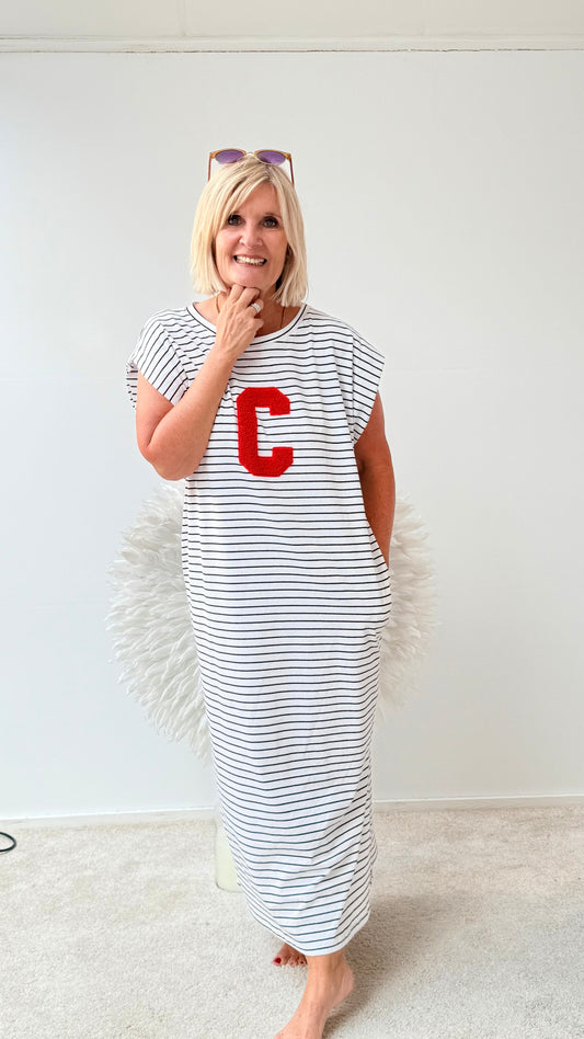 KLEID GESTREIFT MIT ROTEM "C"