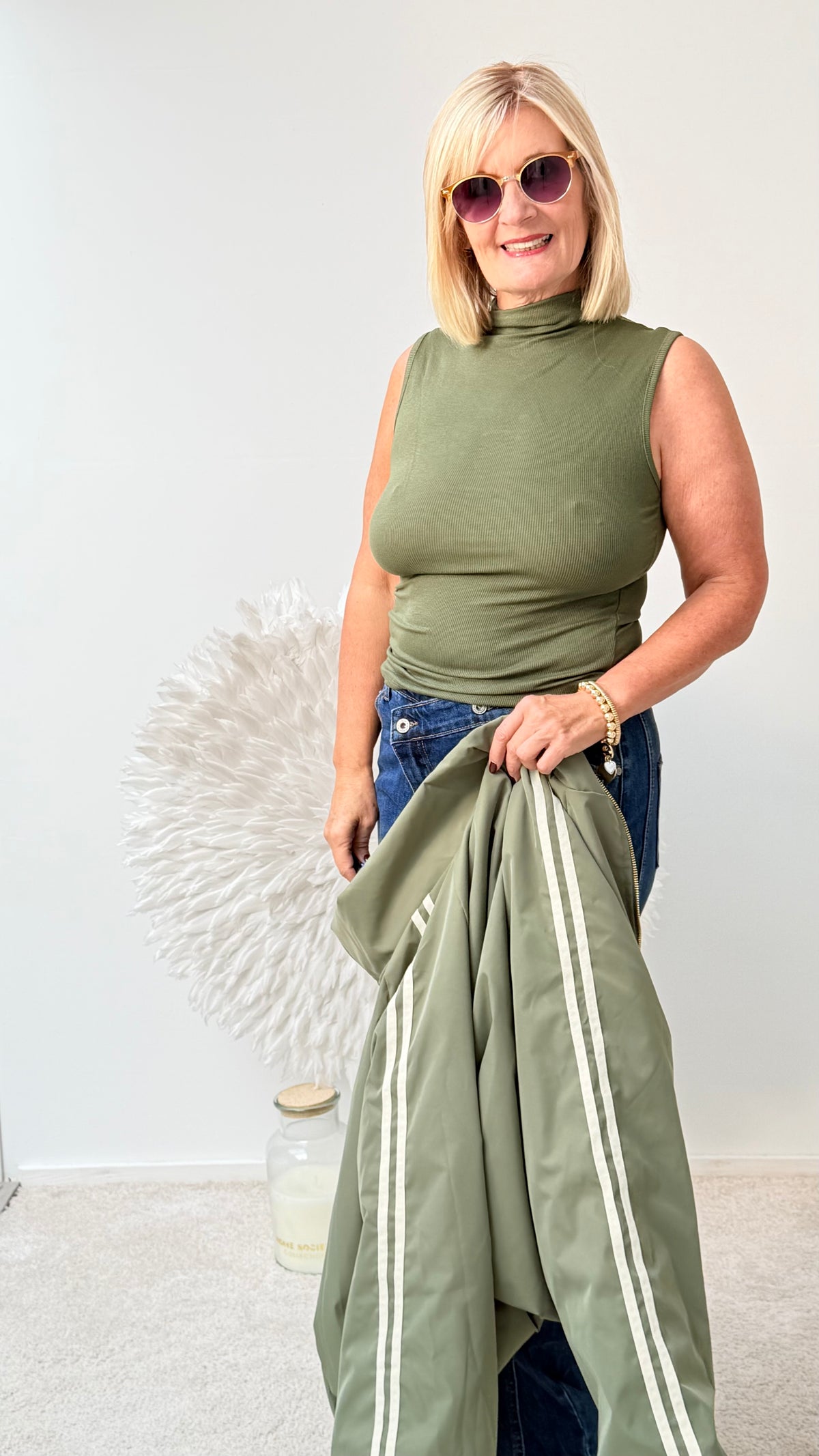 ÄRMELLOSES MOCK -NECK SHIRT" OLIV