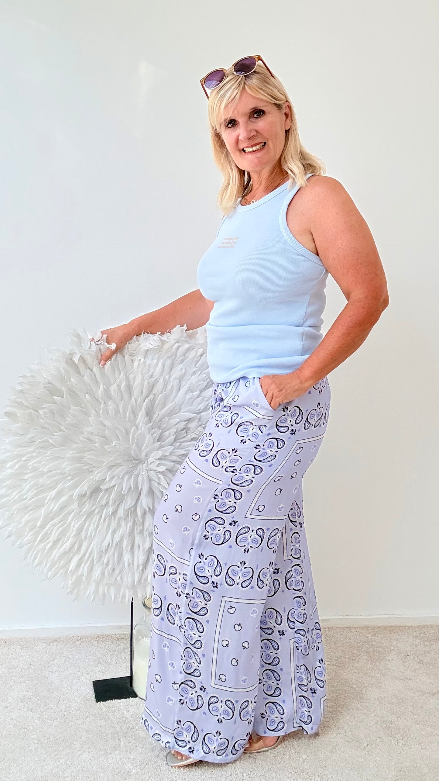HOSE MIT MUSTER IN HELL BLAU
