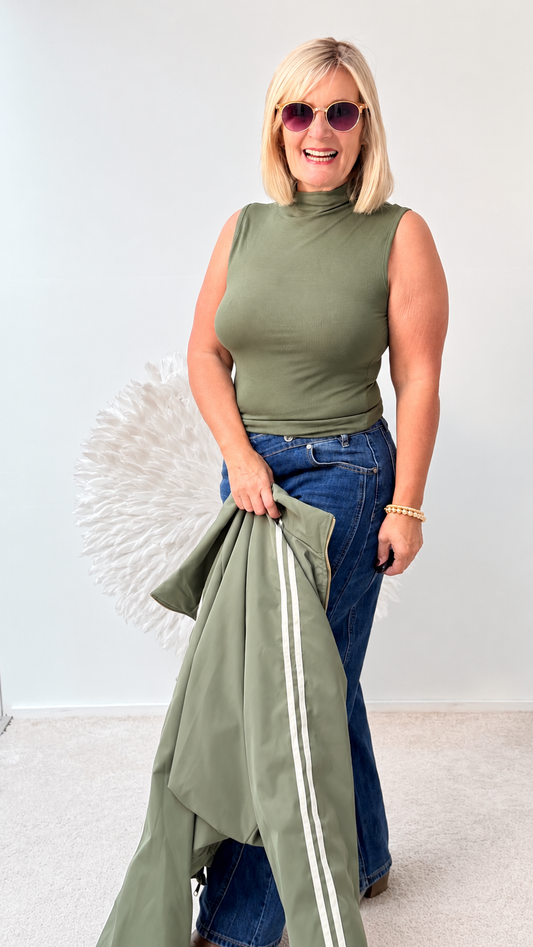 ÄRMELLOSES MOCK -NECK SHIRT" OLIV