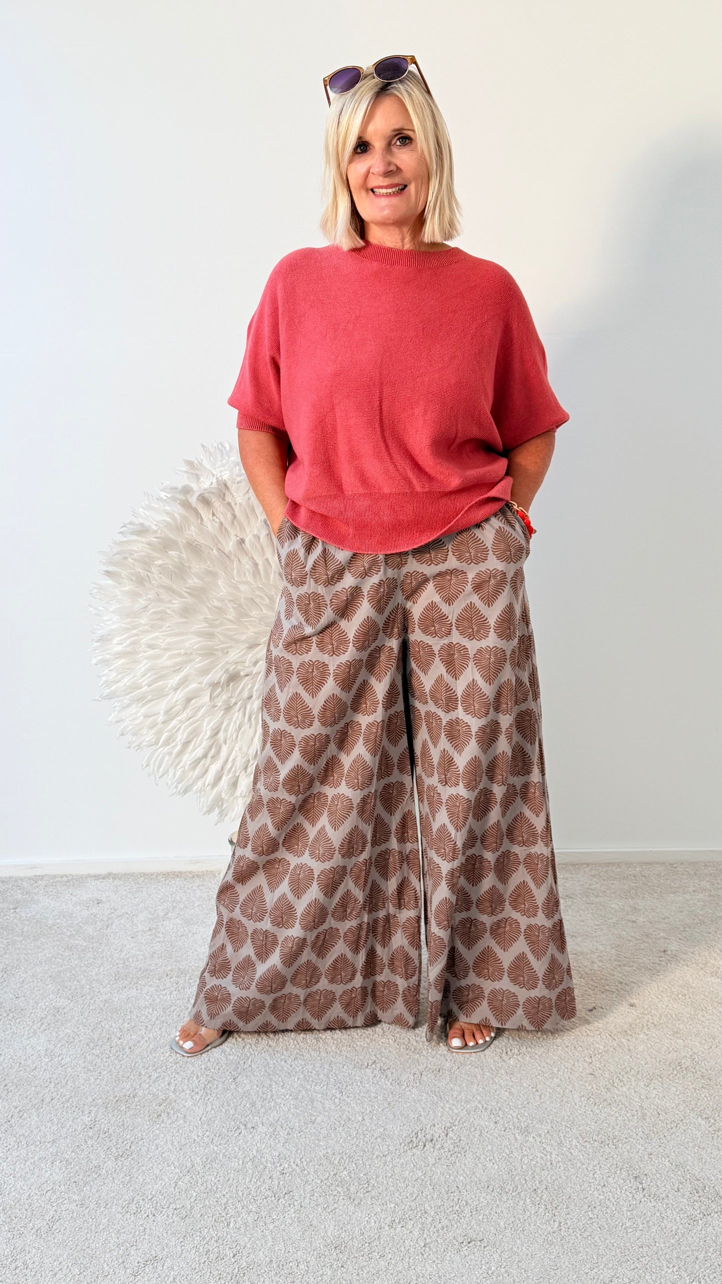HOSE "TAUPE DUNKEL " MIT BLÄTTERN