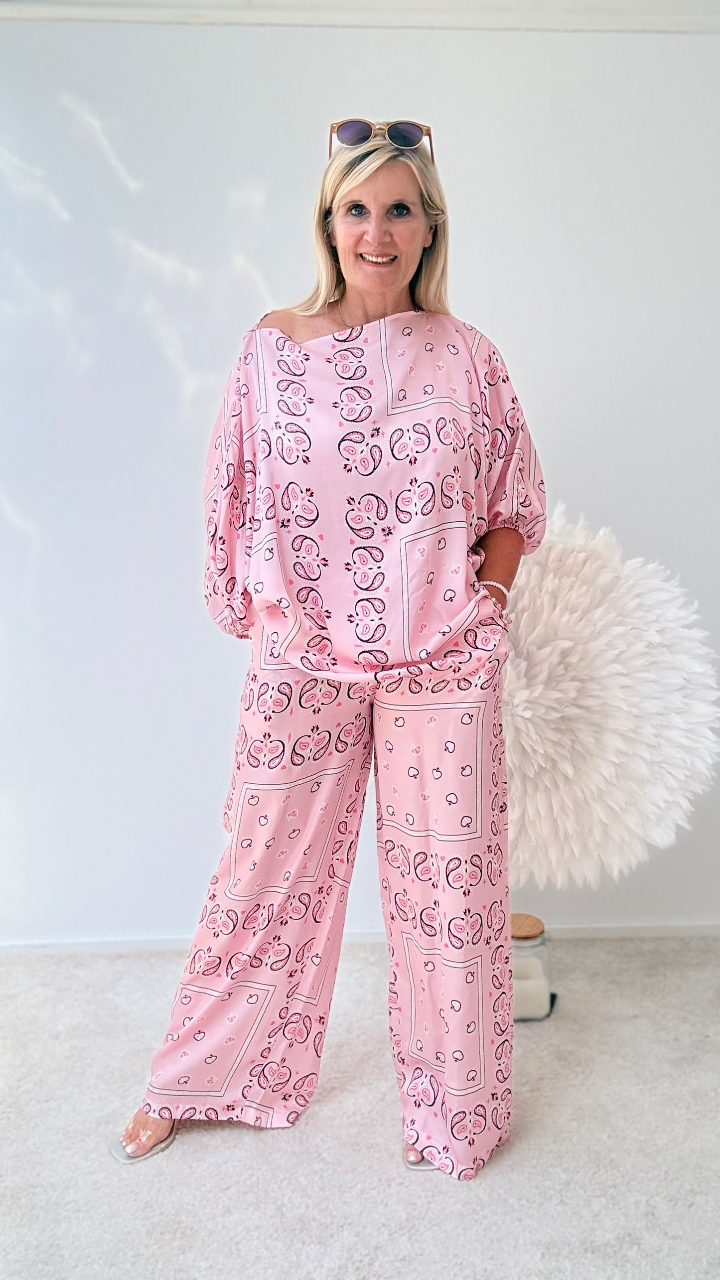 HOSE MIT MUSTER IN ROSA
