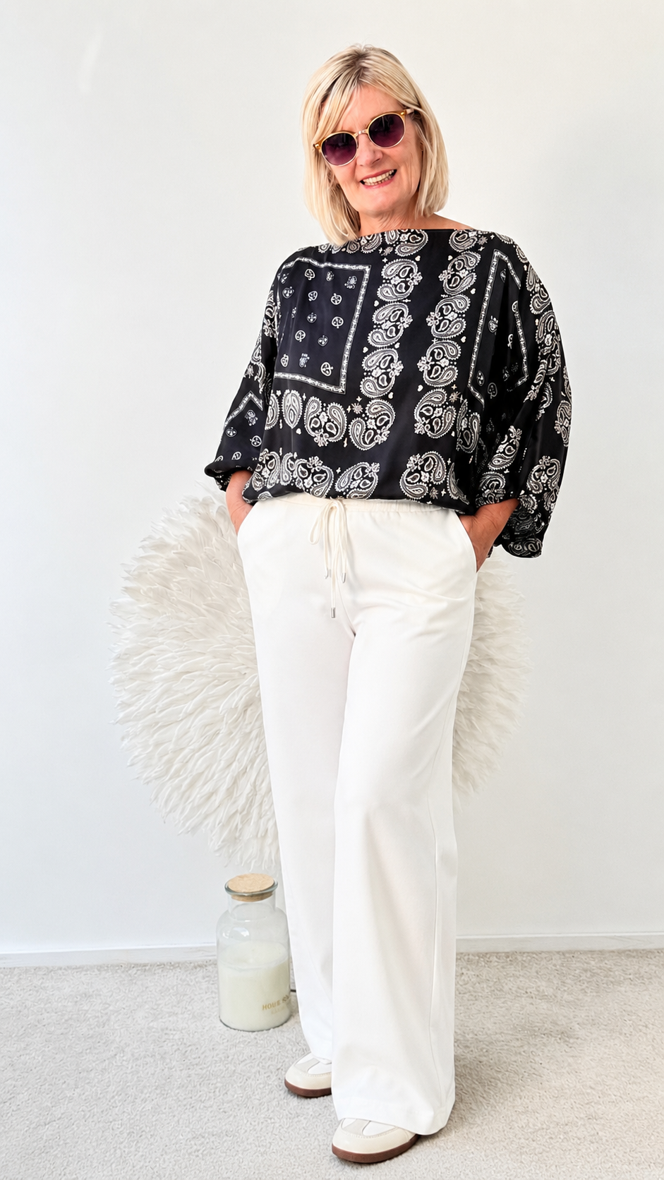 BLUSE GEMUSTERT IN SCHWARZ