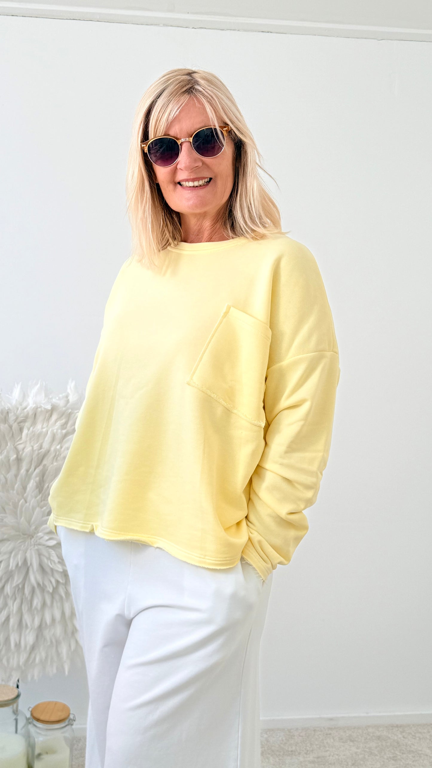 SWEATSHIRT MIT STYLISCHE AUSGEFRASTEM BUND BUTTERMELK YELLOW