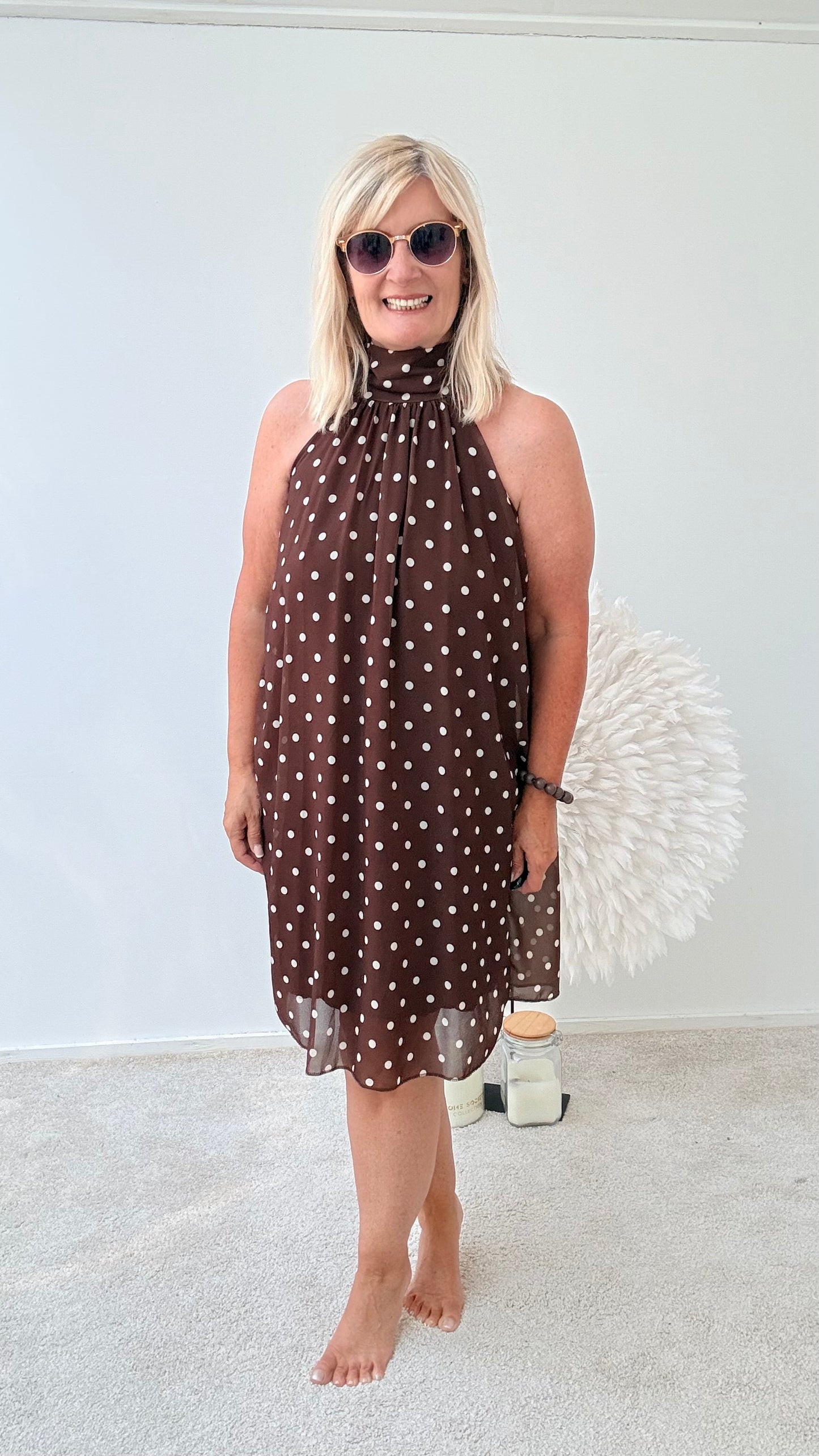 SOMMERKLEID "PUNKTE" OHNE ÄRMEL MIT HALSBÜNDCHEN " BRAUN