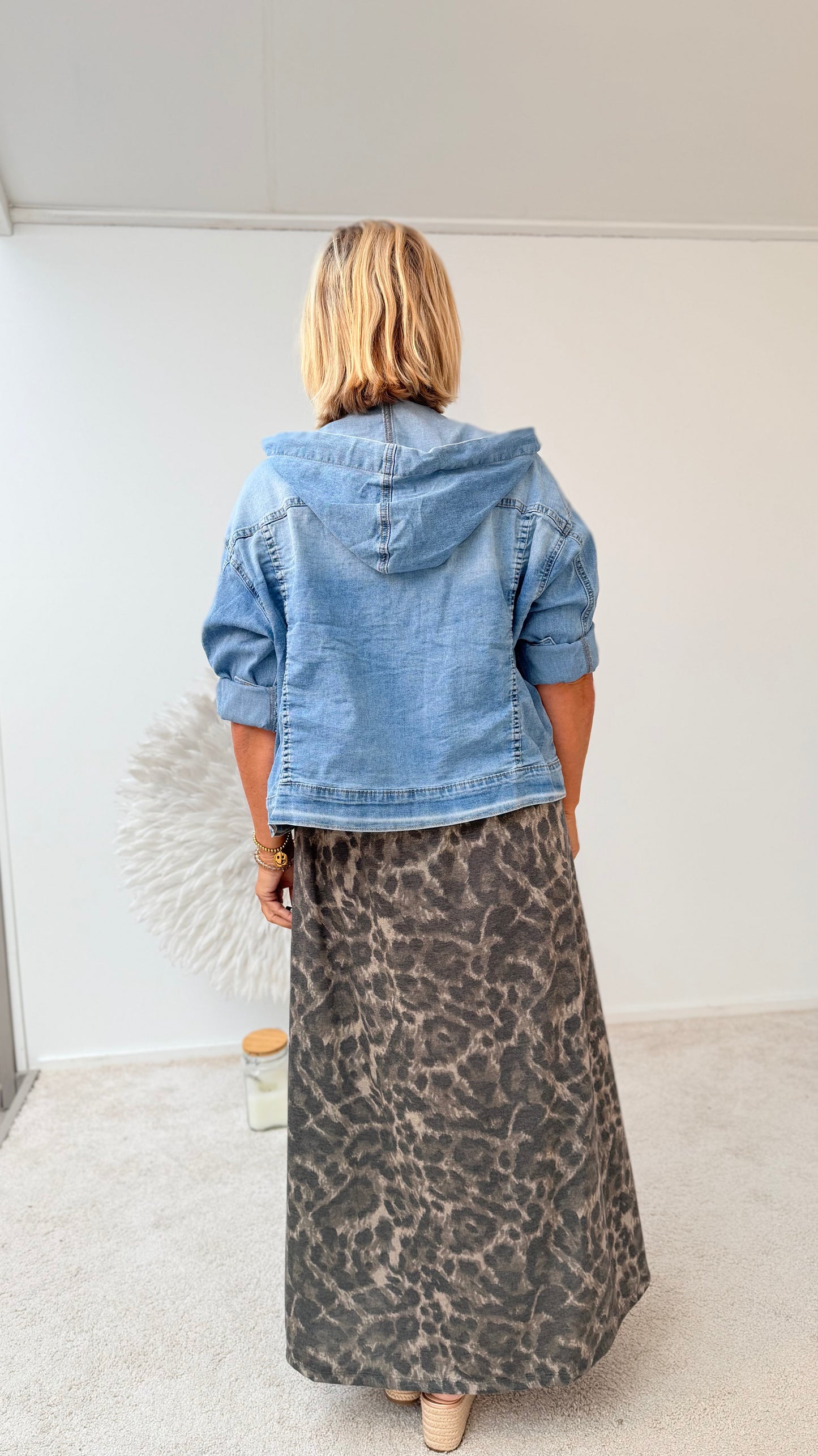 KURZE JEANSJACKE MIT KAPUZE