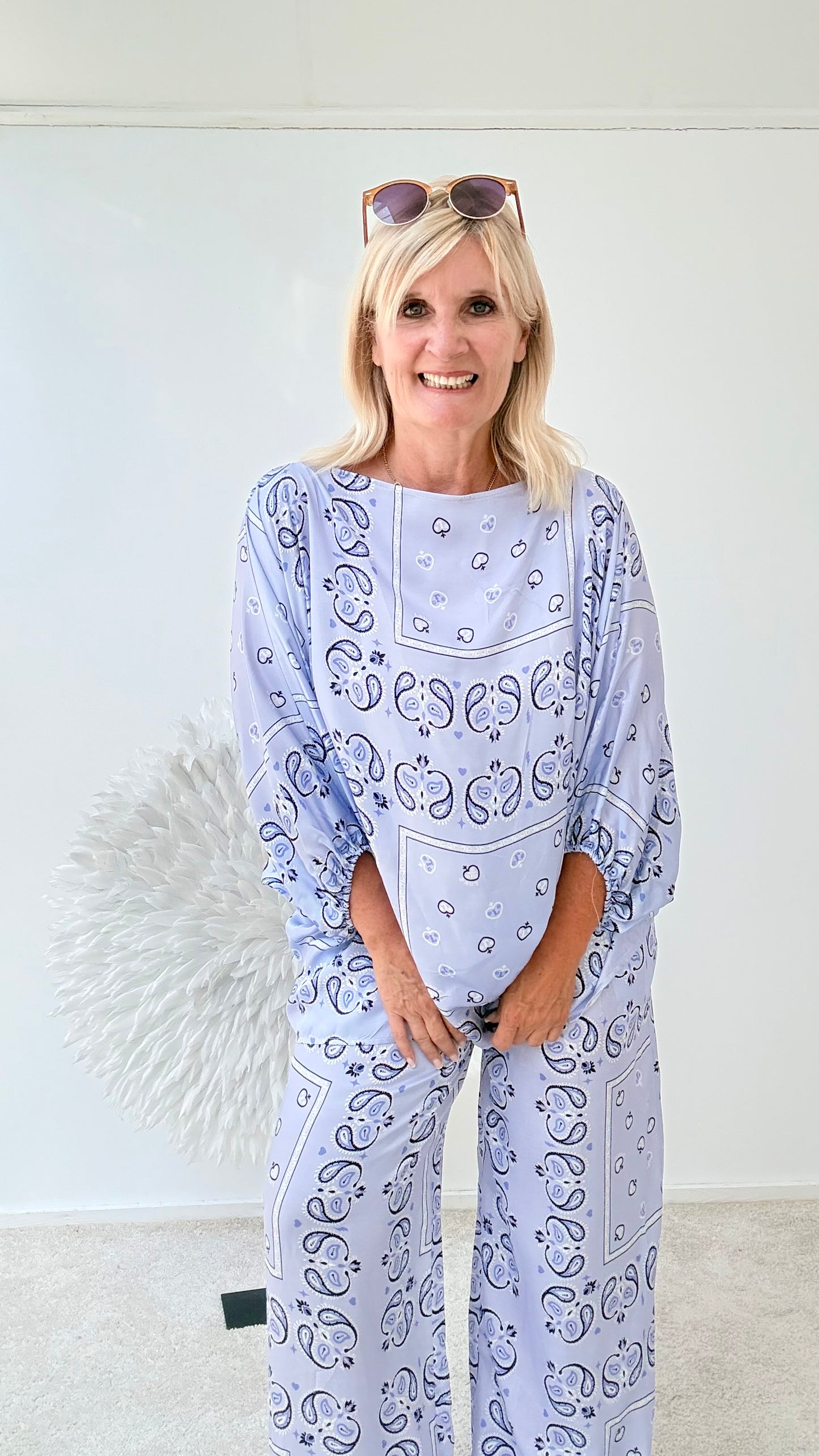 BLUSE GEMUSTER IN HELL BLAU