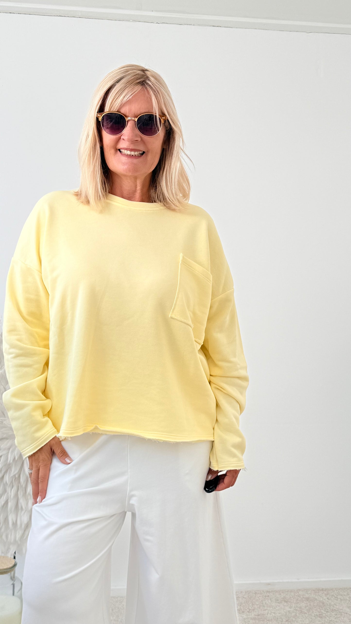 SWEATSHIRT MIT STYLISCHE AUSGEFRASTEM BUND BUTTERMELK YELLOW