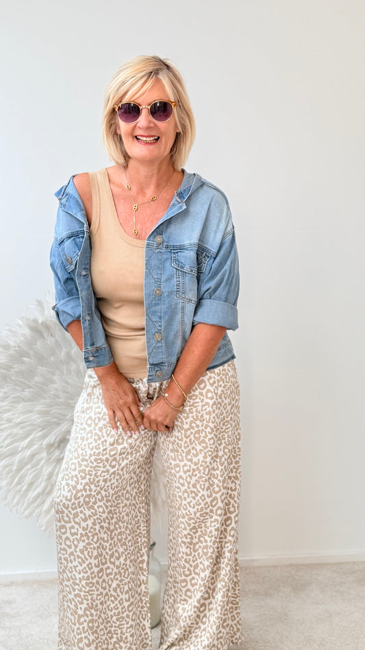 KURZE JEANSJACKE MIT KAPUZE
