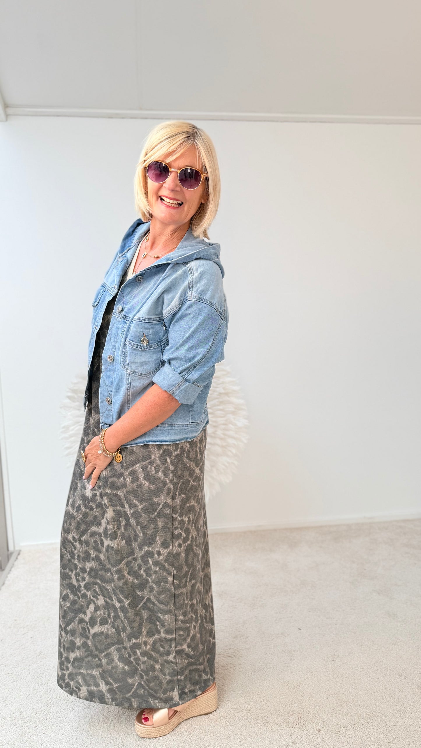 KURZE JEANSJACKE MIT KAPUZE