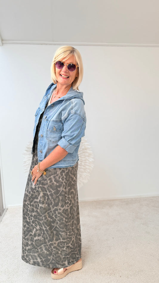 KURZE JEANSJACKE MIT KAPUZE