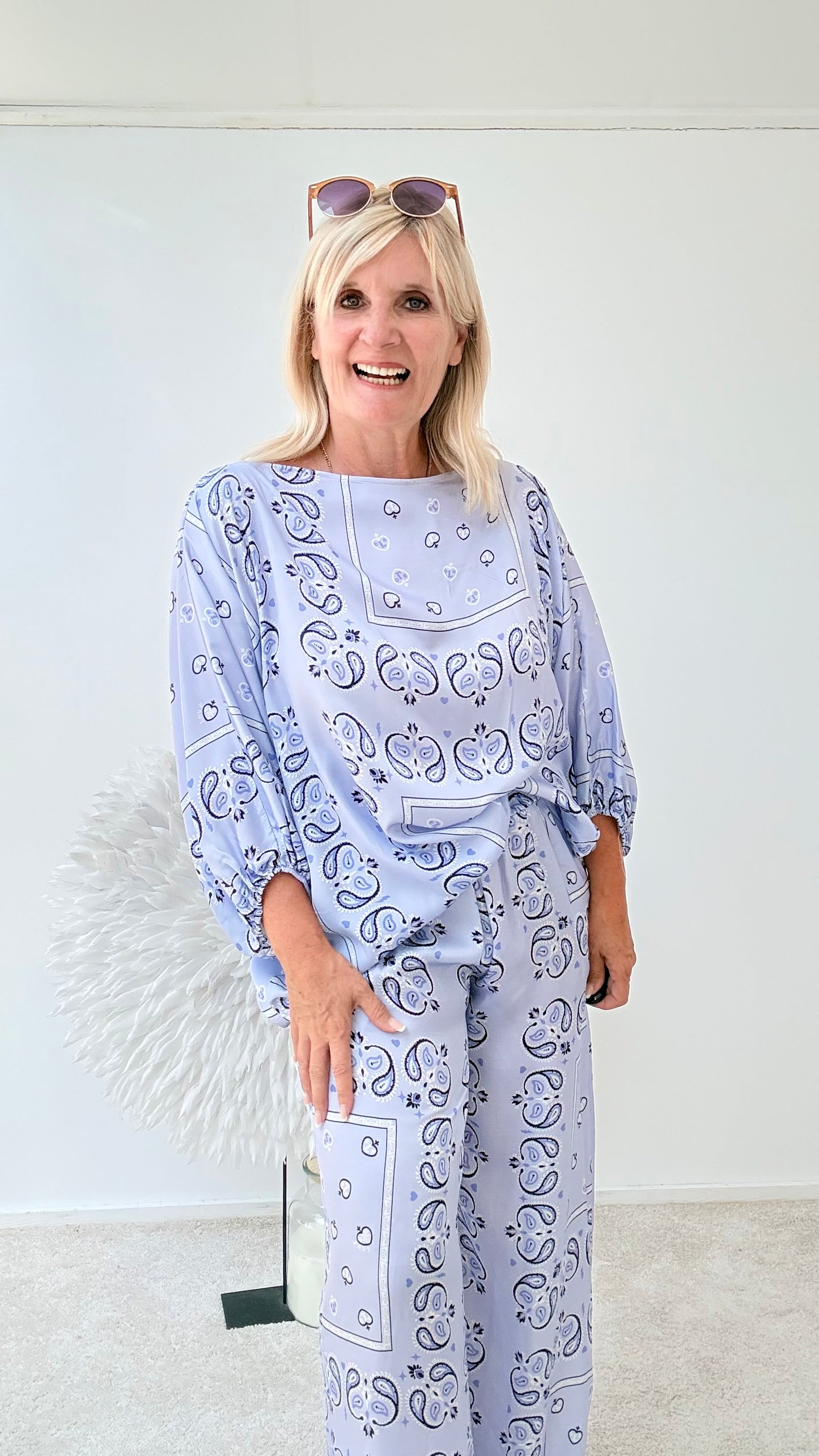 BLUSE GEMUSTER IN HELL BLAU