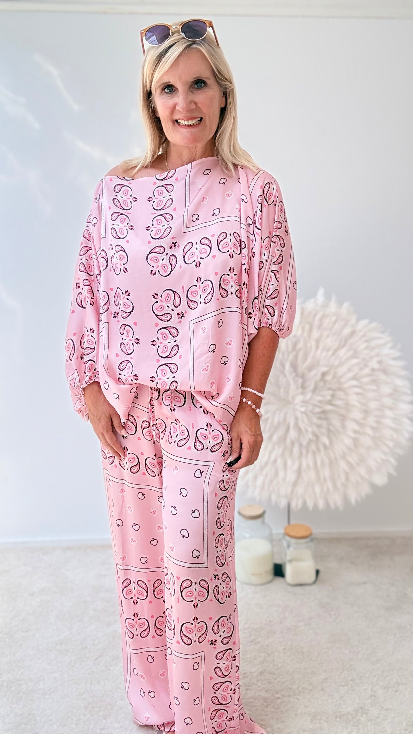 HOSE MIT MUSTER IN ROSA
