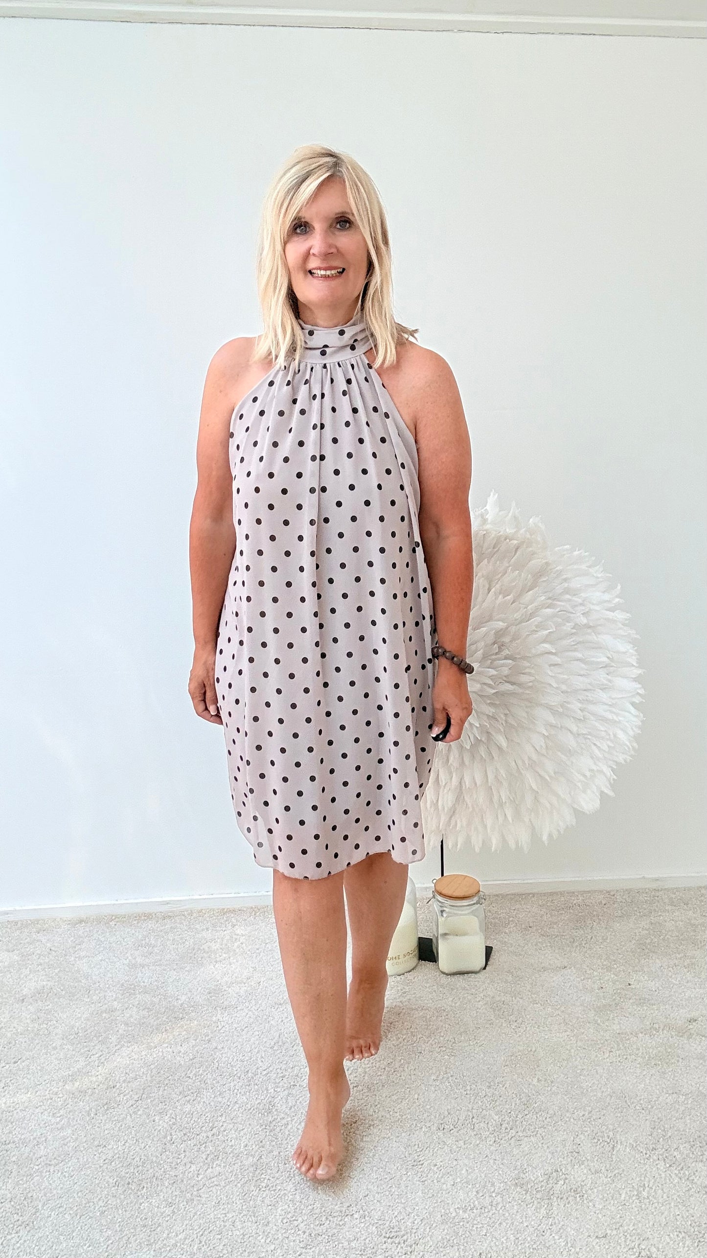 SOMMERKLEID "PUNKTE" OHNE ÄRMEL MIT HALSBÜNDCHEN " TAUPE
