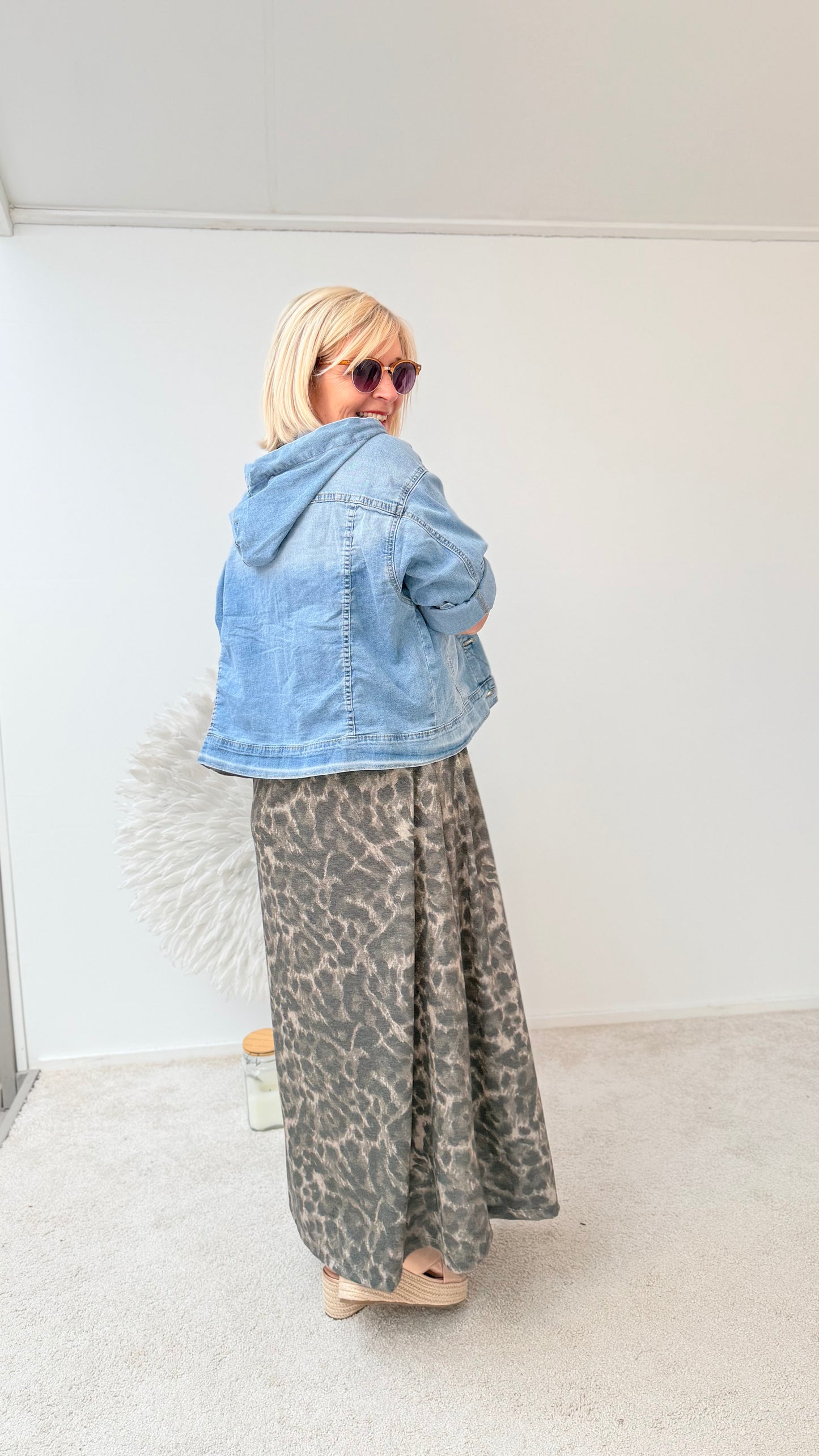 KURZE JEANSJACKE MIT KAPUZE