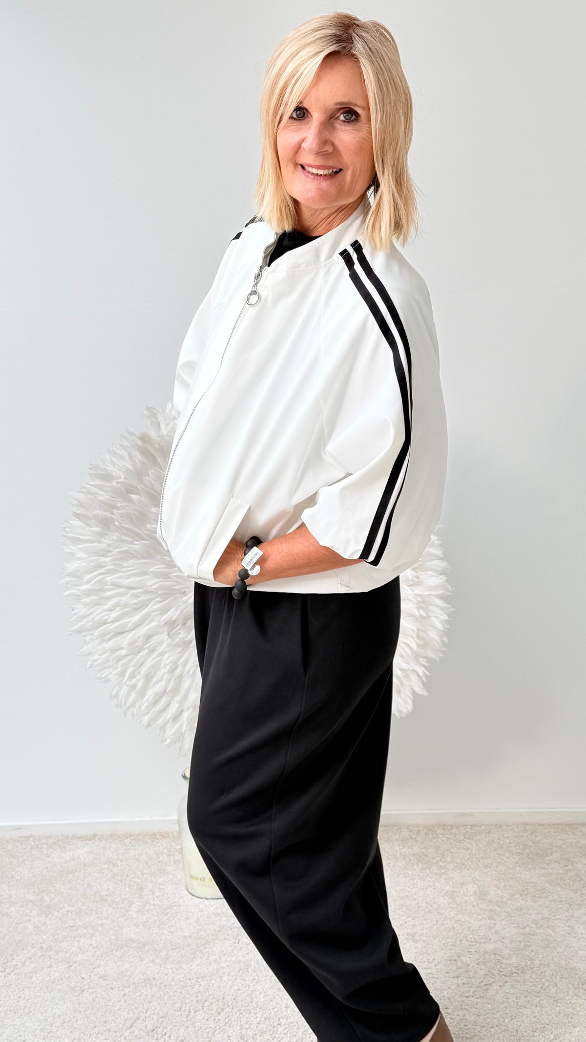 SPORTLICHE JACKE MIT 3/4 ARM " WEIß MIT SCHWARZEN STREIFEN"
