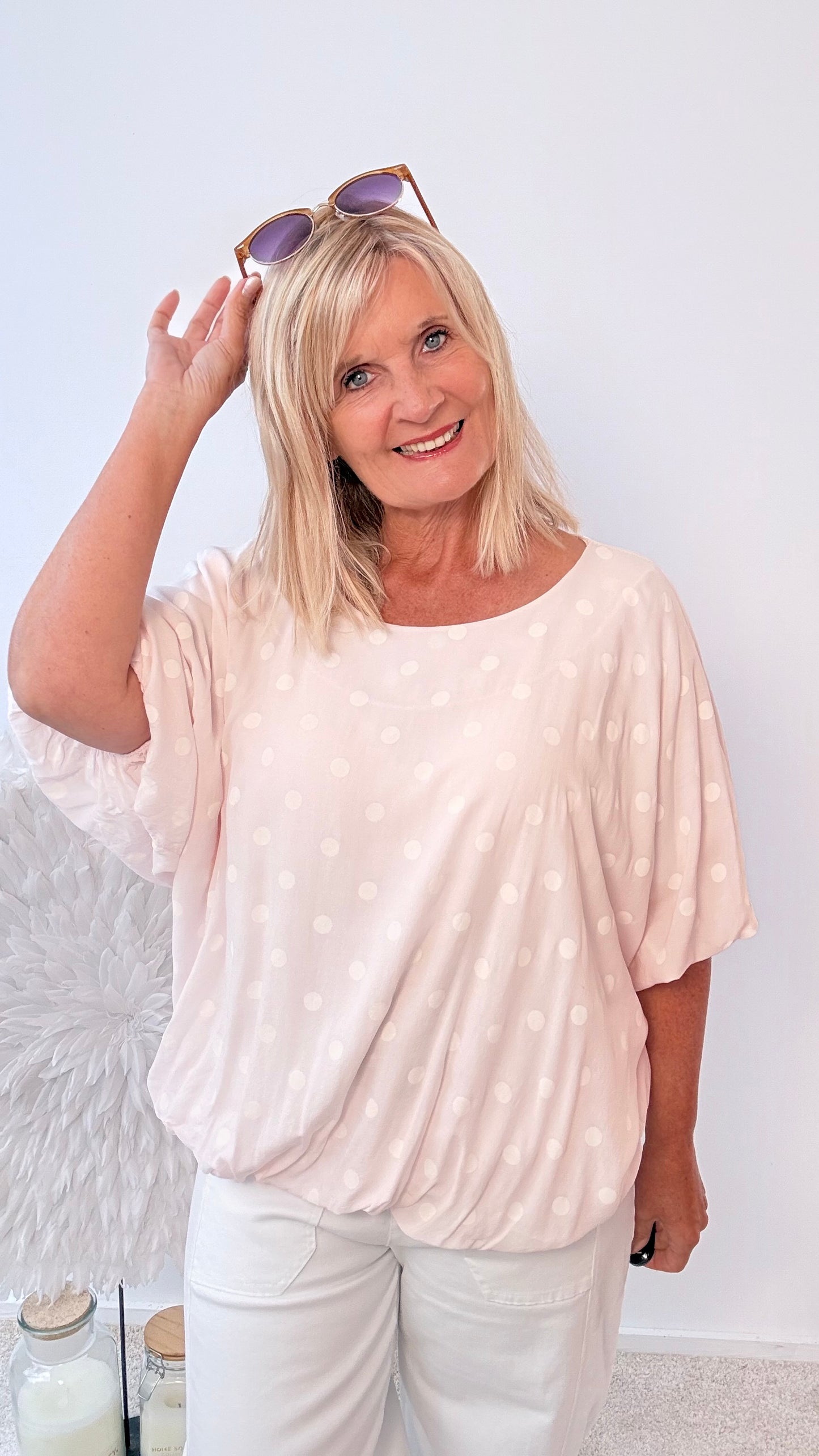BLUSE MIT PUNKTEN IN ROSA