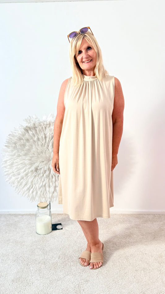 SOMMERKLEID OHNE ÄRMEL MIT HALSBÜNDCHEN " BEIGE"