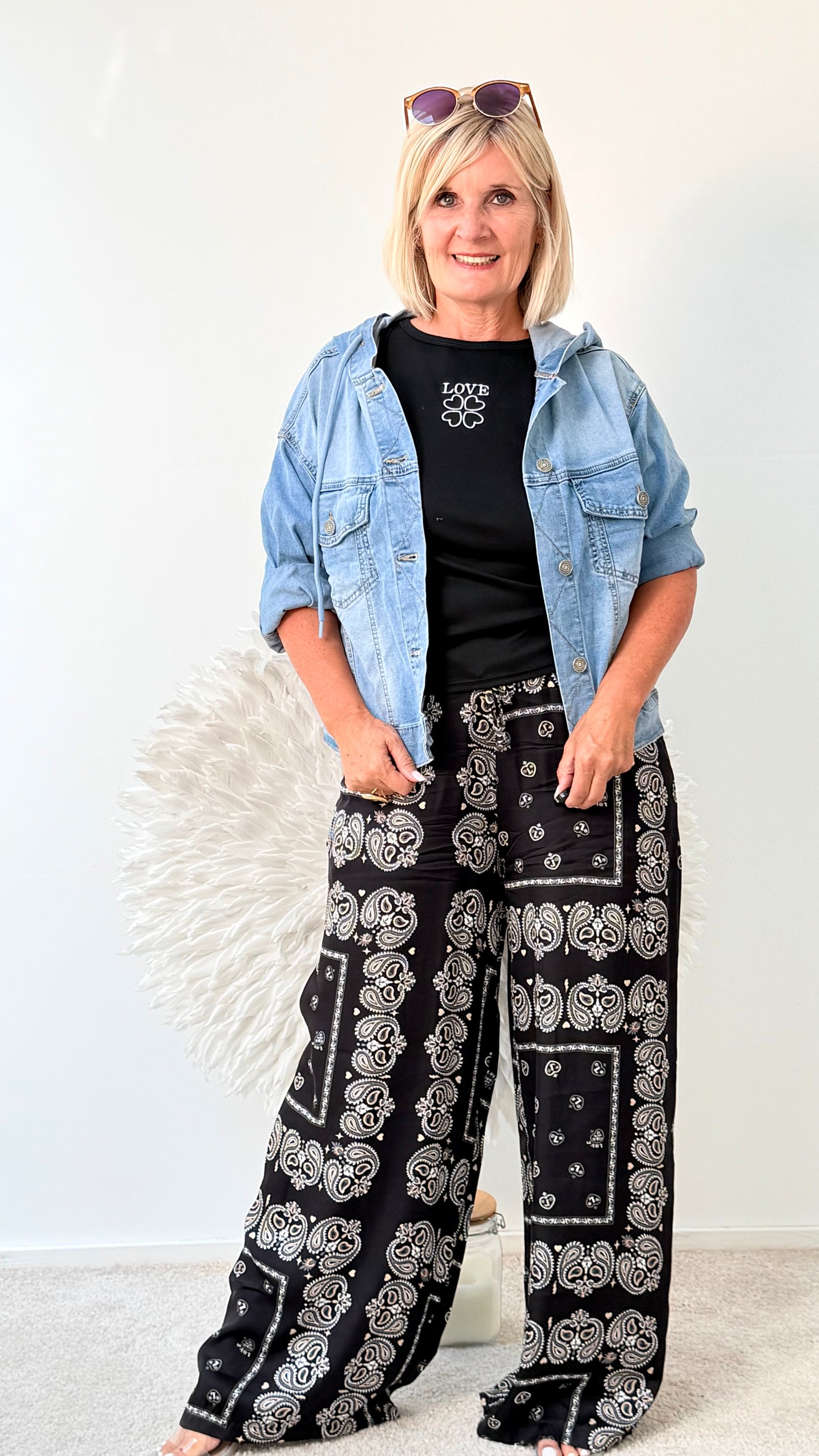 HOSE MIT MUSTER IN SCHWARZ