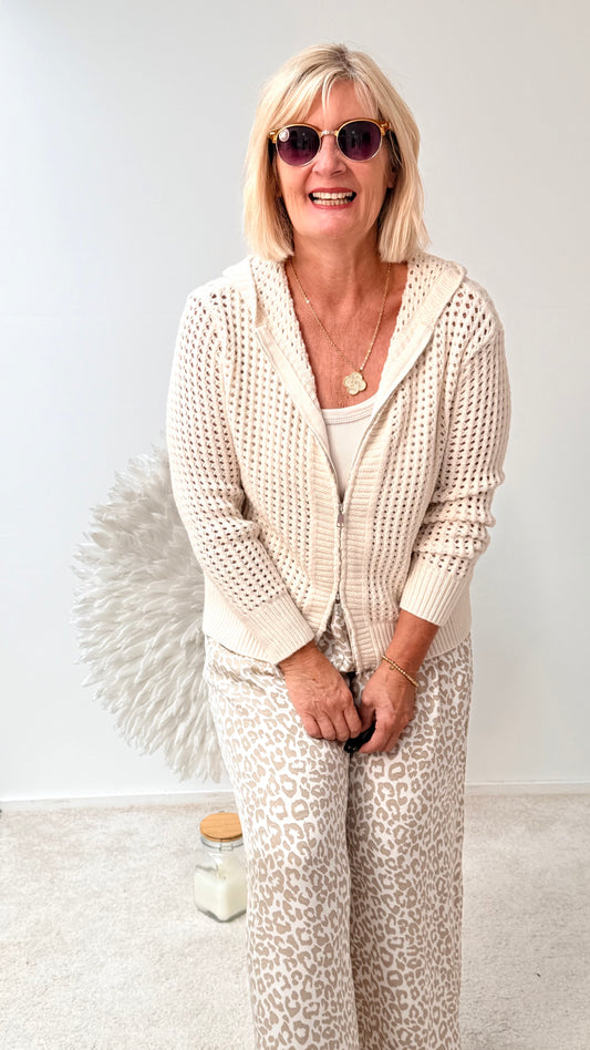 STRICKJACKE „BEIGE MIT KAPUZE“
