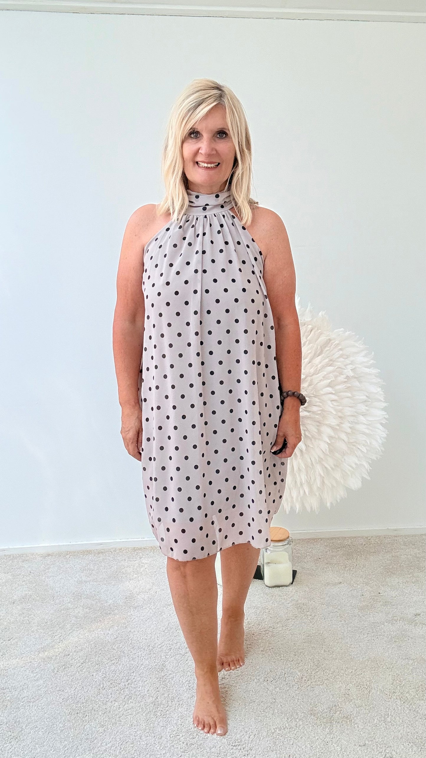 SOMMERKLEID "PUNKTE" OHNE ÄRMEL MIT HALSBÜNDCHEN " TAUPE