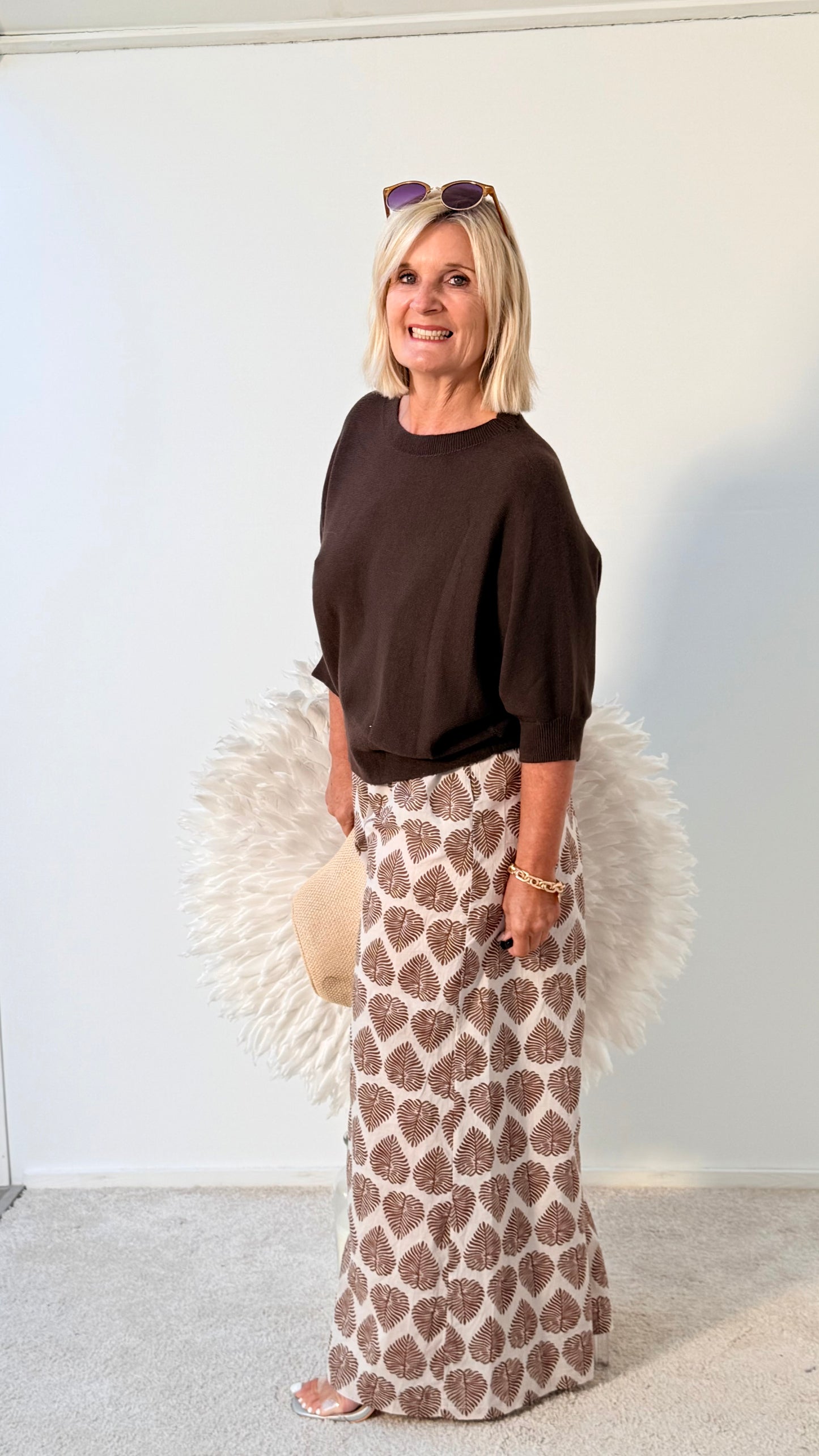 HOSE "TAUPE HELL " MIT BLÄTTERN