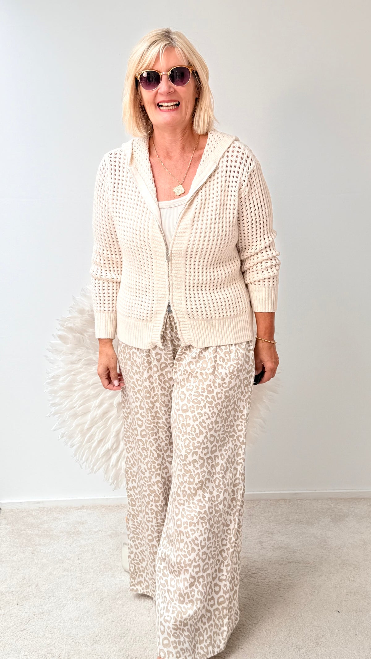 STRICKJACKE „BEIGE MIT KAPUZE“