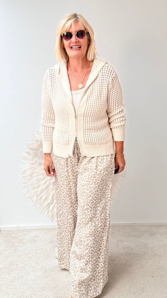 STRICKJACKE „BEIGE MIT KAPUZE“