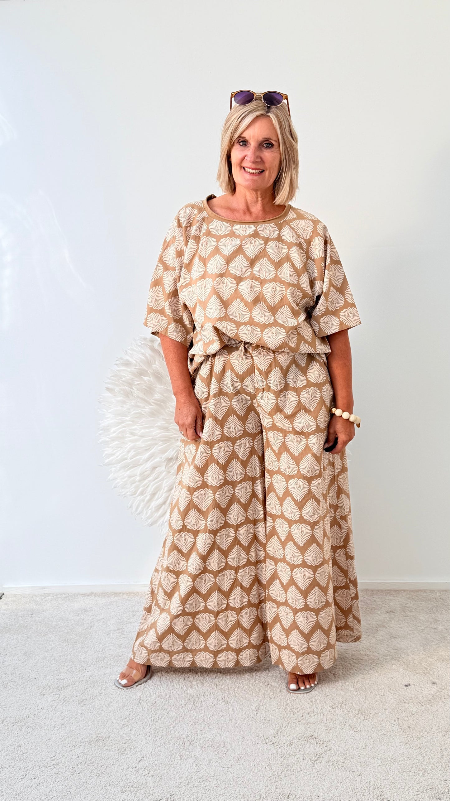 HOSE "BEIGE" MIT BLÄTTERN